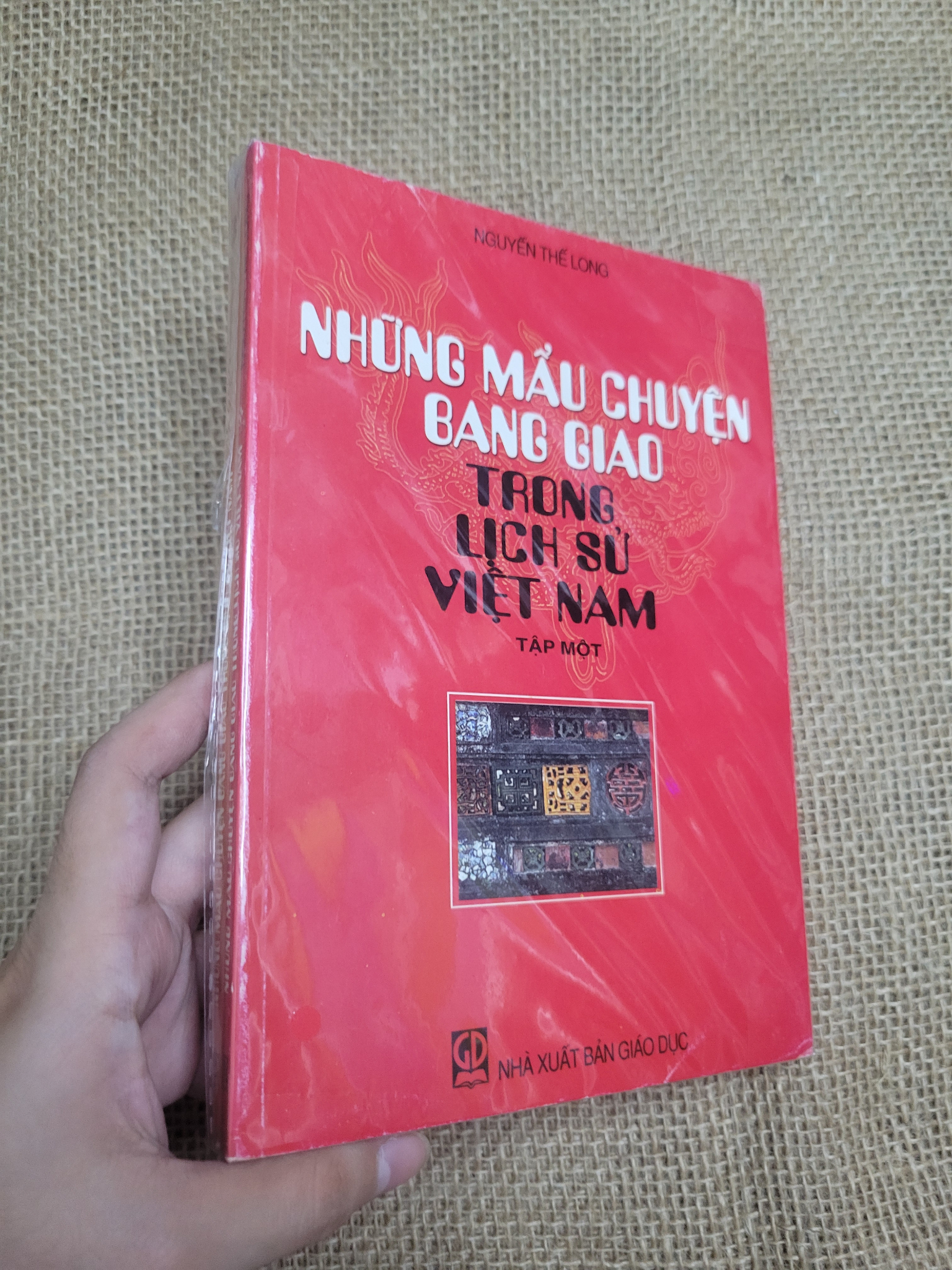 Những mẩu chuyện bang giao trong lịch sử Việt Nam tập 1 - Nguyễn Thế Long mới 80% ố, bẩn bìa (Sách văn học) SPP