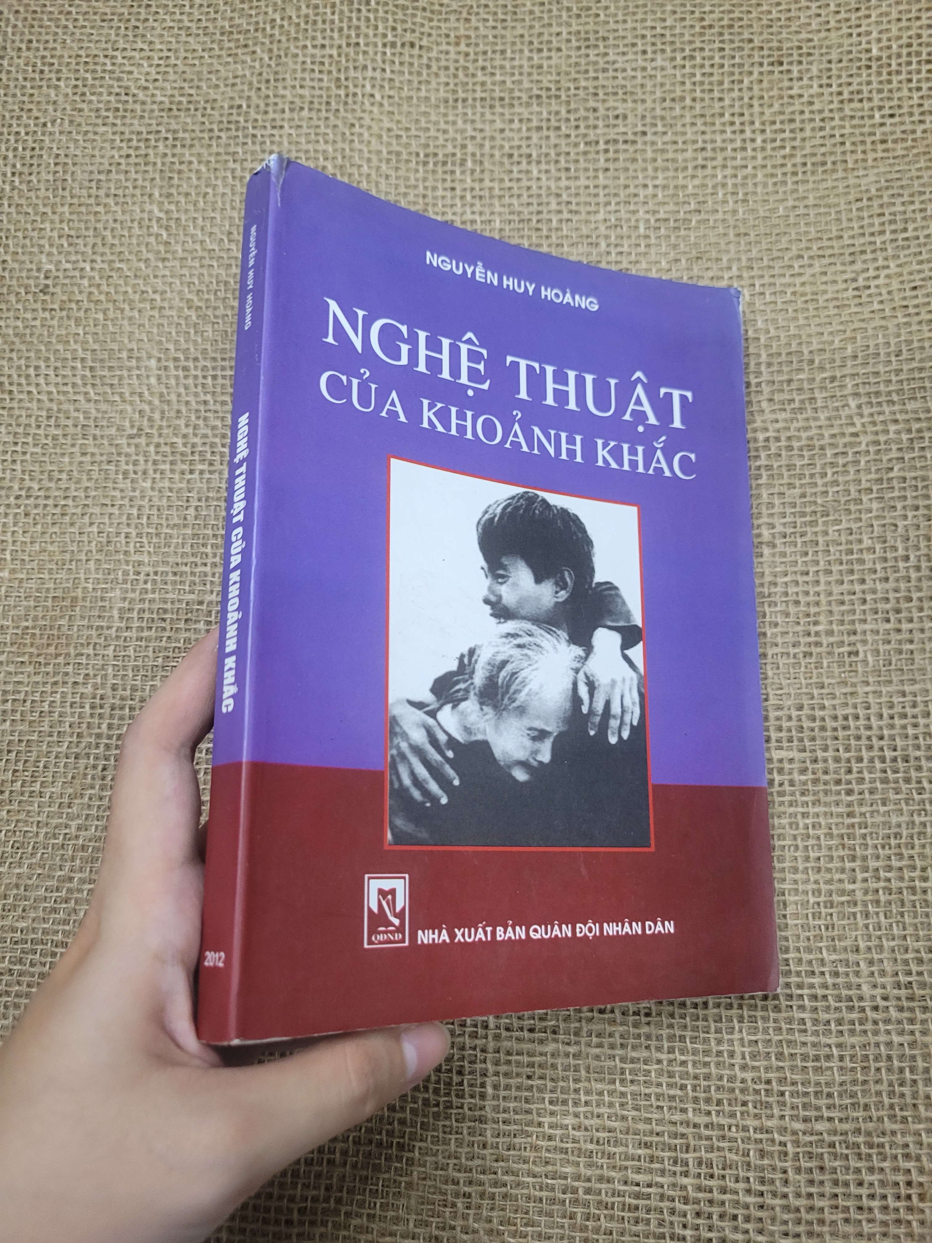 Nghệ thuật của khoảng khắc - Nguyễn Huy Hoàng 2012 mới 80% bẩn bìa, ố (Sách văn học) SPP