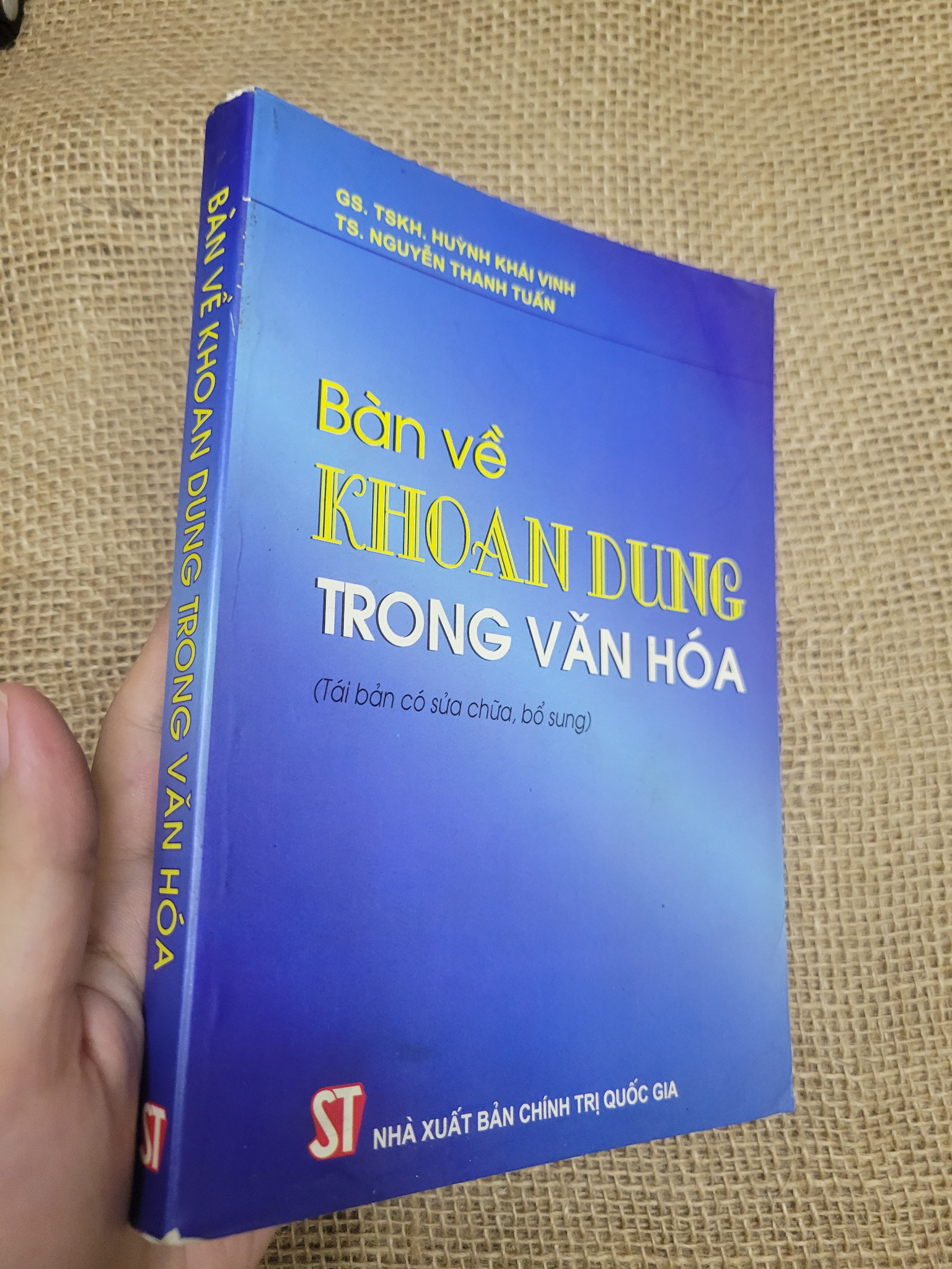 Bàn về khoan dung trong văn hóa 2004 mới 80% bẩn bìa, ố (Sách kiến thức tổng hợp) SPP