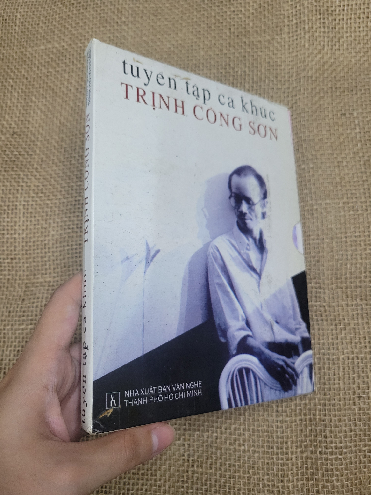Tuyển Tập Ca Khúc Trịnh Công Sơn 1999 mới 90% bẩn nhẹ (Sách kiến thức tổng hợp) SPP