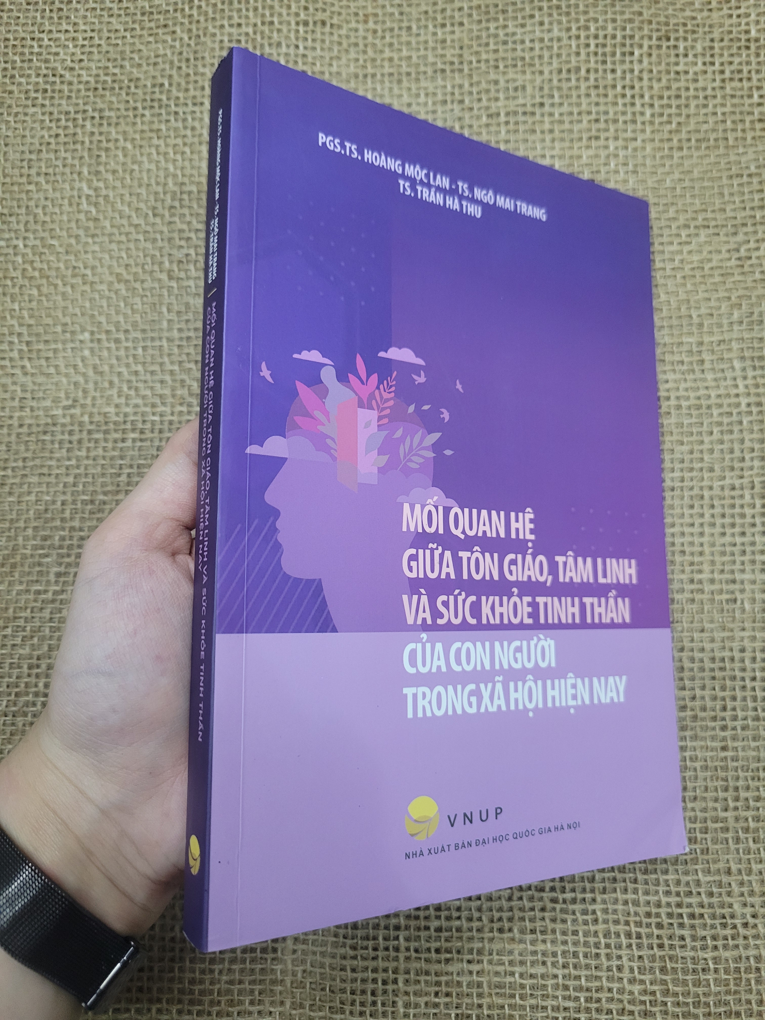 Mối quan hệ giữ tôn giáo, tâm linh và sức khỏe tinh thần của con người trong xã hội hiện nay - Hoàng Mộc Lan, Ngô Mai Trang, Trần Hà Thu 2025 mới 90% bẩn nhẹ (Sách tôn giáo - tâm linh) SPP