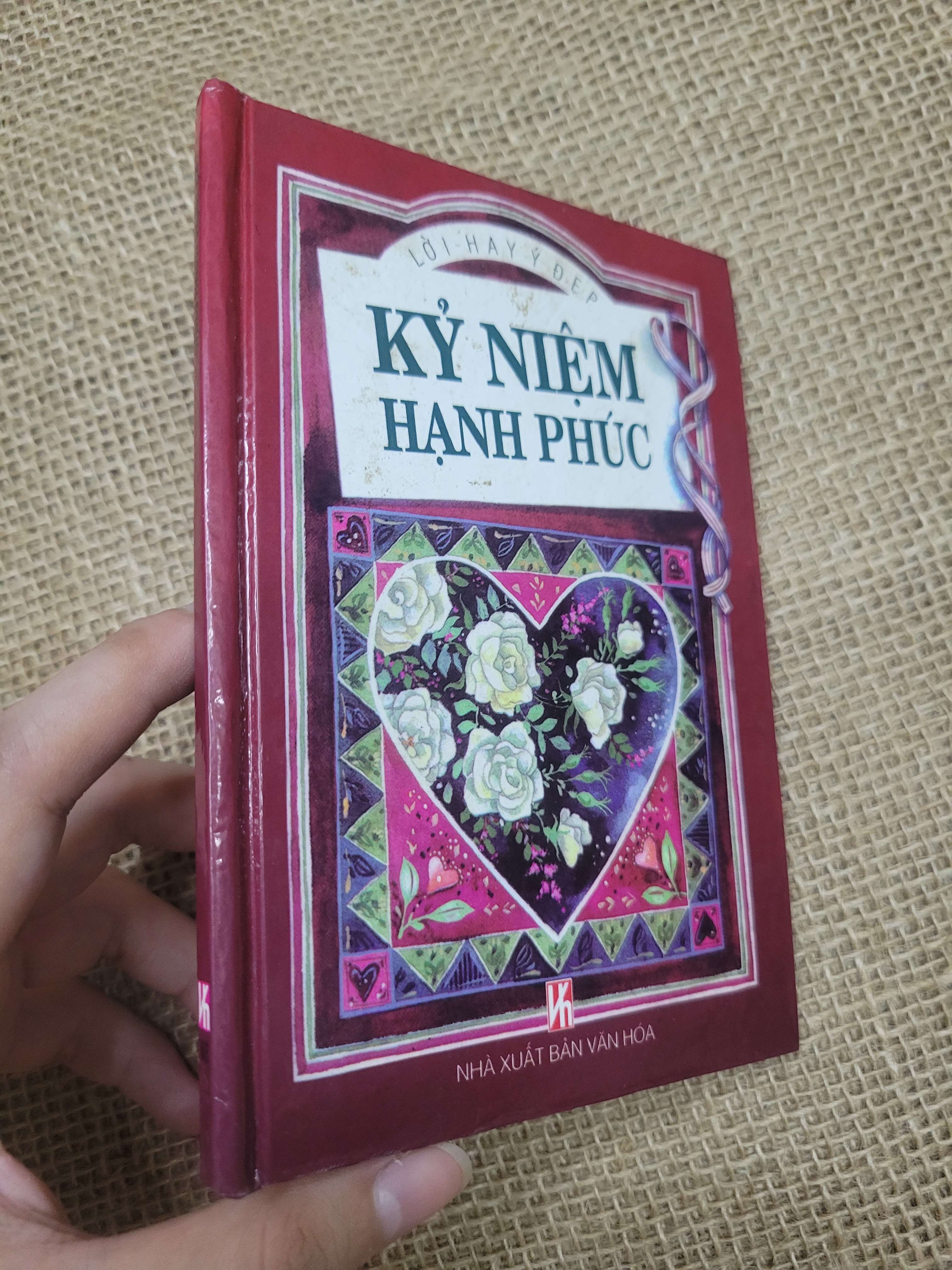 Kỷ niệm hạnh phúc bìa cứng 1997 mới 80% bẩn bìa, ố (Sách văn học) SPP