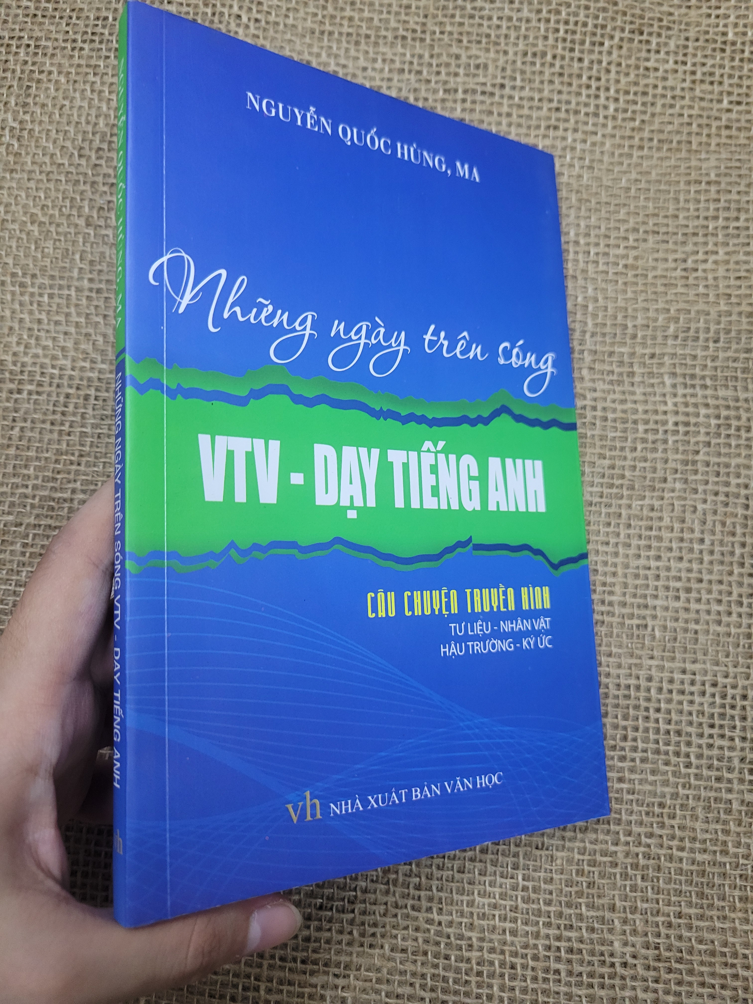 Những ngày trên sóng VTV - dạy tiếng anh - Nguyễn Quốc Hùng, MA 2016 mới 80% bẩn bìa, ố (Sách kiến thức tổng hợp) SPP