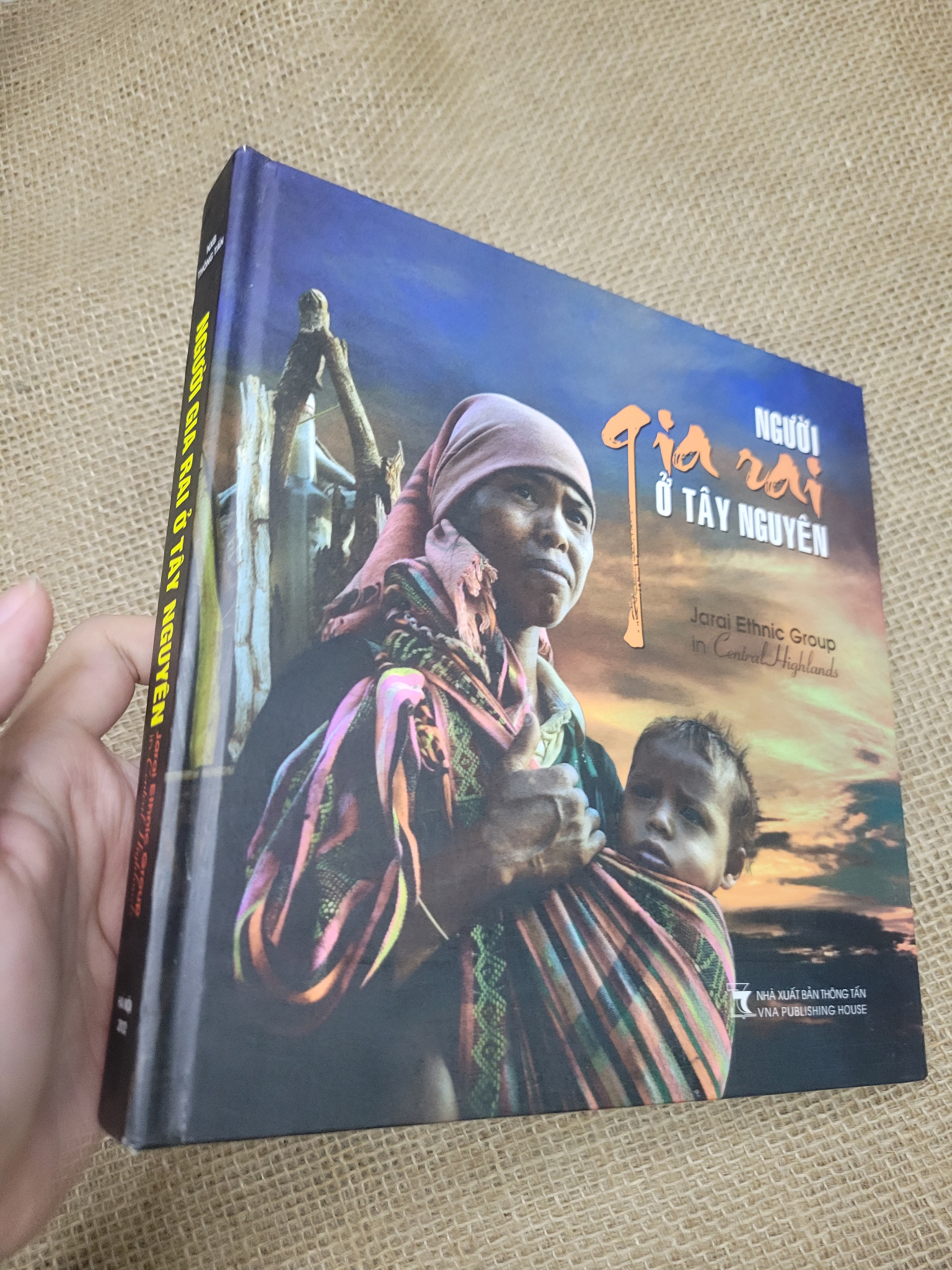 Người Gia Rai ở Tây Nguyên bìa cứng 2012 mới 80% bẩn bìa, ố (Sách kiến thức tổng hợp) SPP