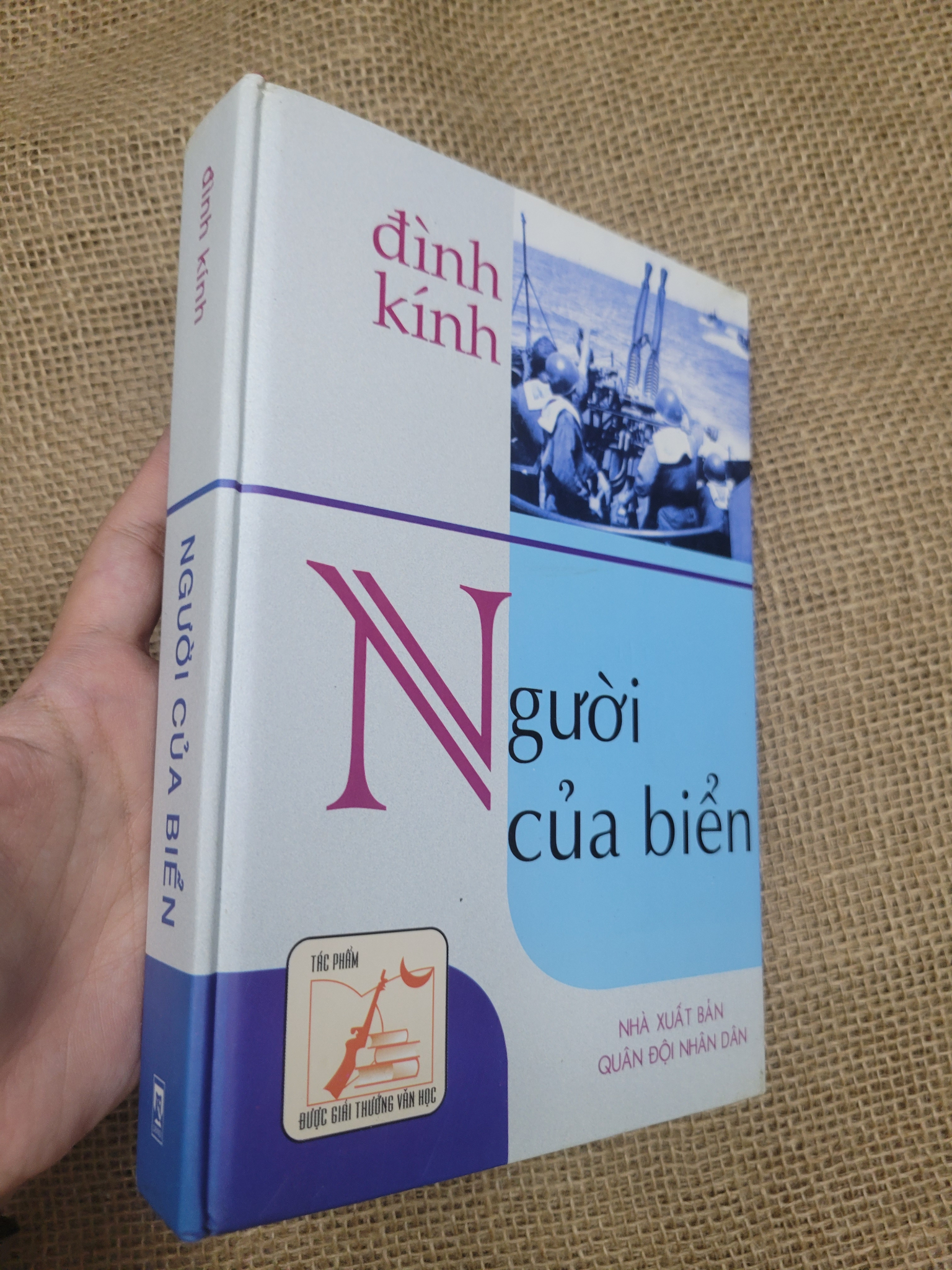 Người của biển - Đình Kính bìa cứng 2003 mới 80% bẩn bìa, ố (Sách văn học) SPP