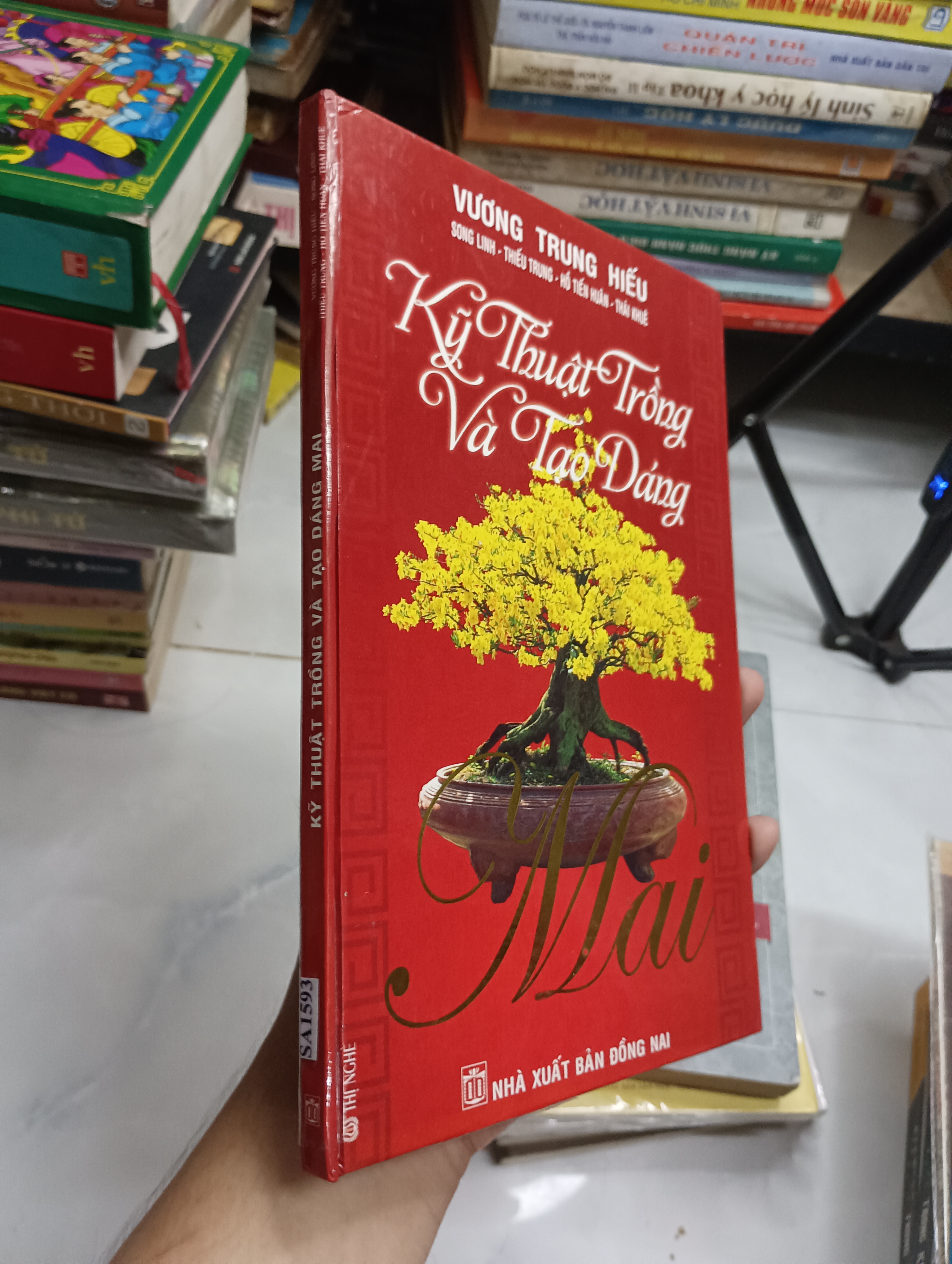 Kỹ Thuật Trồng Và Tạo Dáng Mai - Vương Trung Hiếu, Song Linh, Thiếu Trung, Hồ Tiến Huân, Thái Khuê (Sách kiến thức tổng hợp) SPP