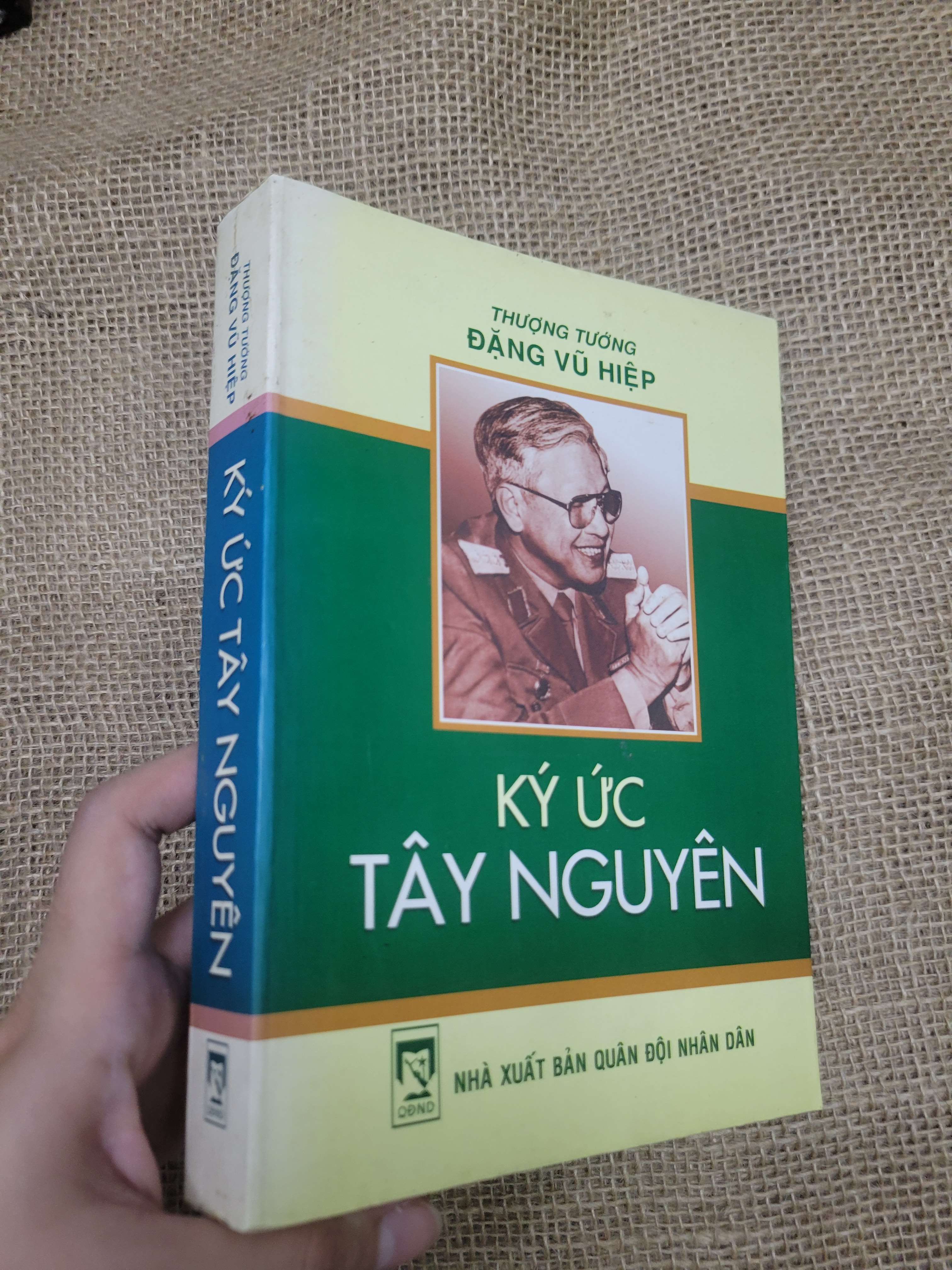 Ký ức Tây Nguyên - Đặng Vũ Hiệp 2004 mới 80% bẩn bìa, ố (Lịch sử Việt Nam) SPP