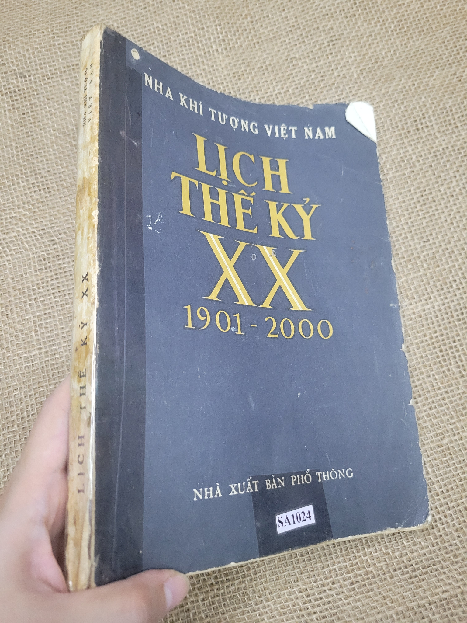 Lịch thế kỷ XX 1901 - 2000 1977 mới 70% tróc bìa, tróc gáy, bẩn bìa, ố (Sách tôn giáo - tâm linh) SPP