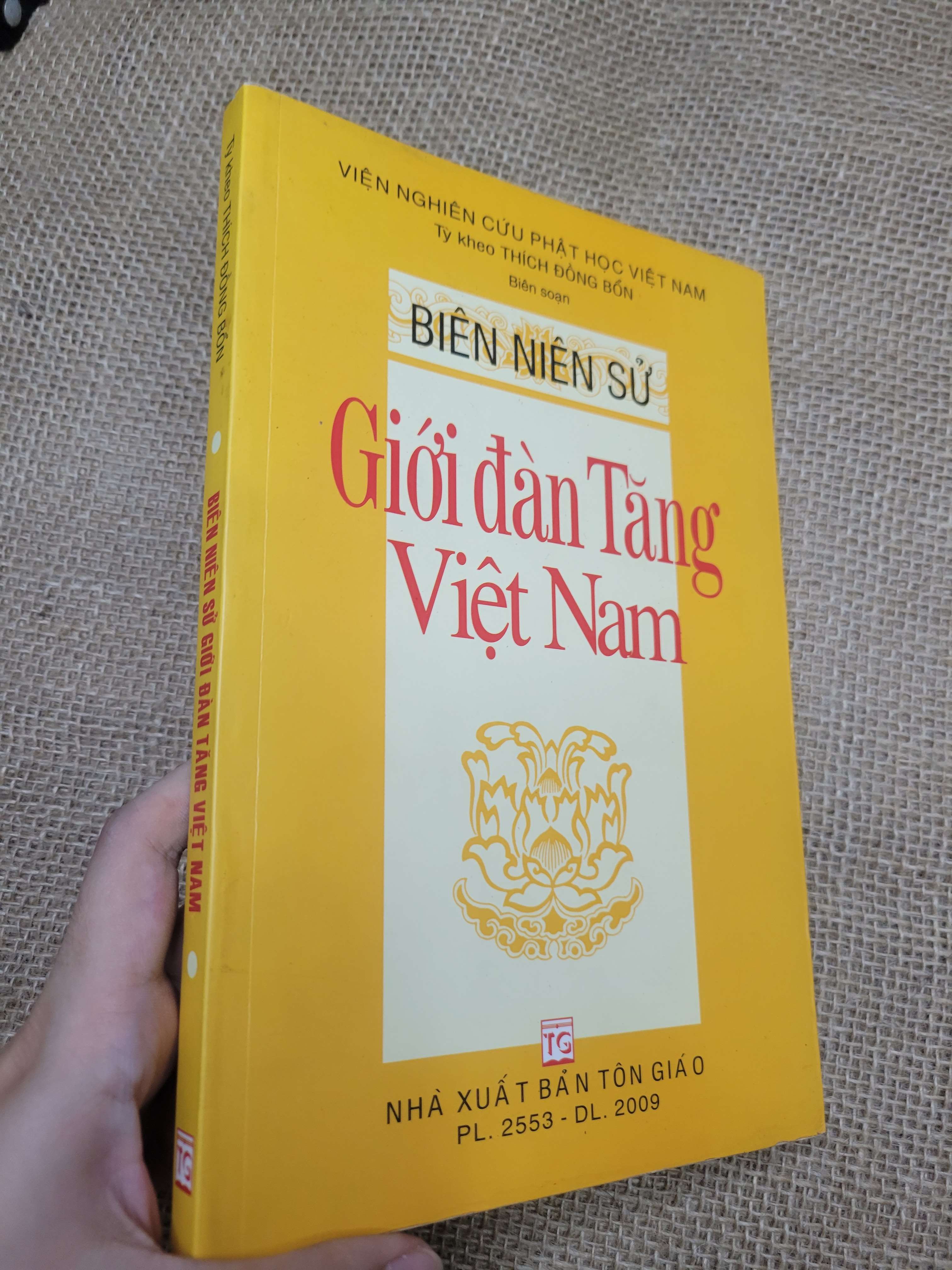 Biên niên sử giới đàn Tăng Việt Nam 2009 mới 80% có chữ viết, bẩn bìa, ố (Lịch sử Việt Nam) SPP