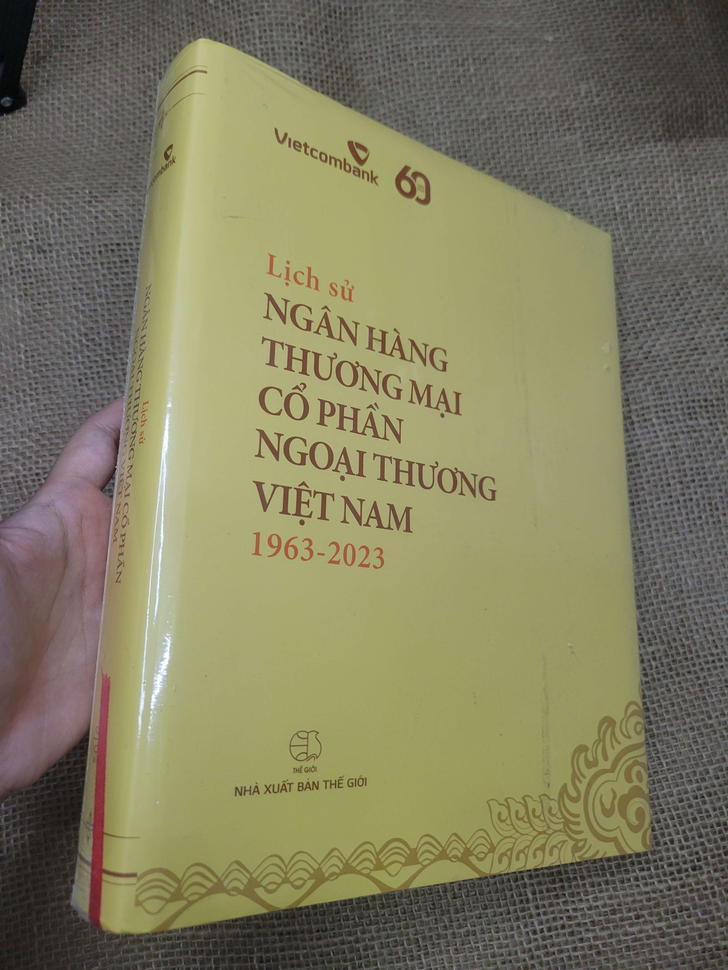 Lịch sử ngân hàng thương mại cổ phần ngoại thương Việt Nam 1963 - 2023 bìa cứng mới 90% bẩn nhẹ (Sách kiến thức tổng hợp) SPP