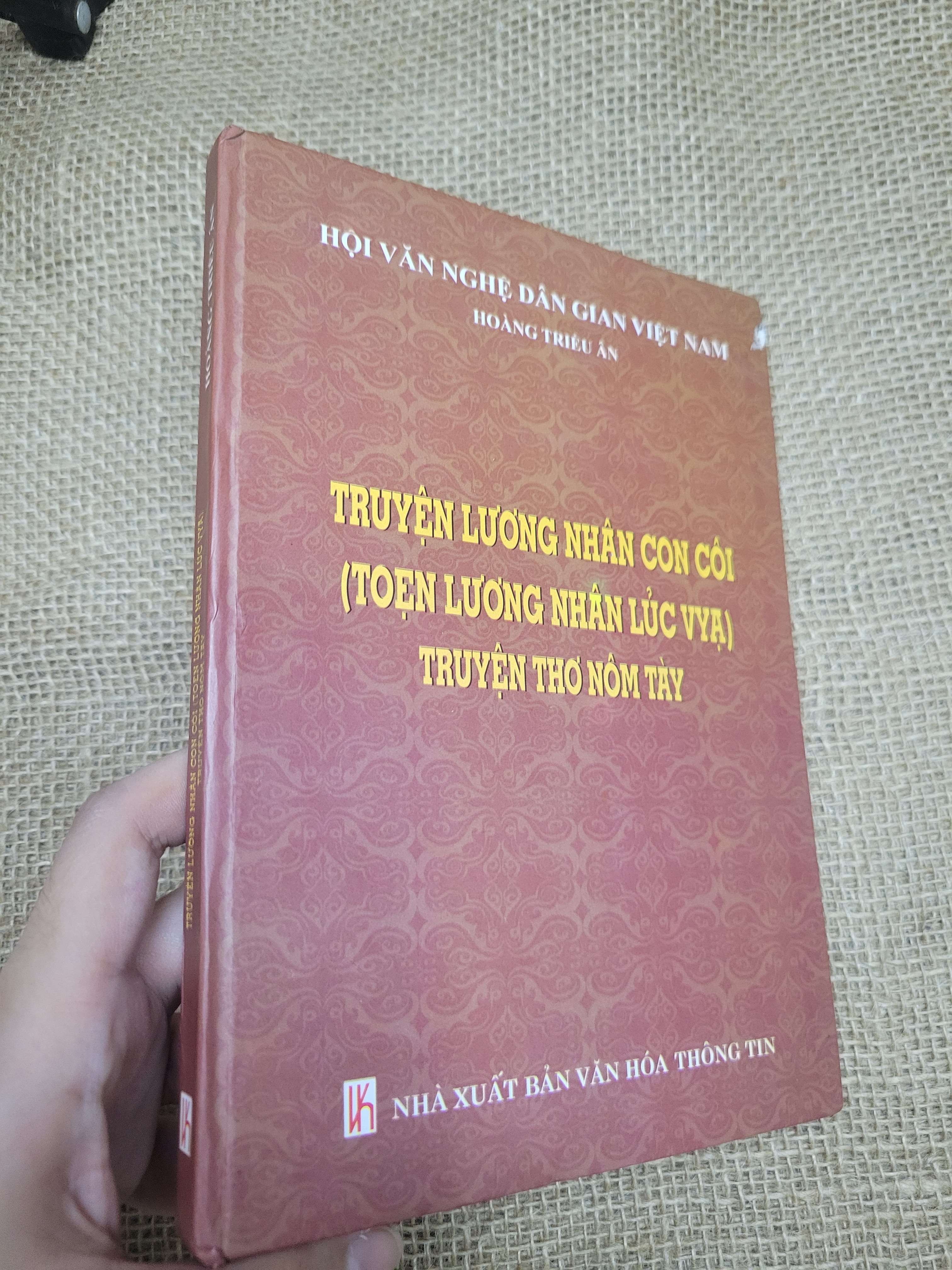 Truyện lương nhân con côi (Toẹn Lương Nhân Lủc Vyạ) truyện thơ nôm tày - Hoàng Triều Ân bùa cứng 2014 mới 70% dính trang, tróc bìa, bẩn bìa, ố (Sách văn học) SPP