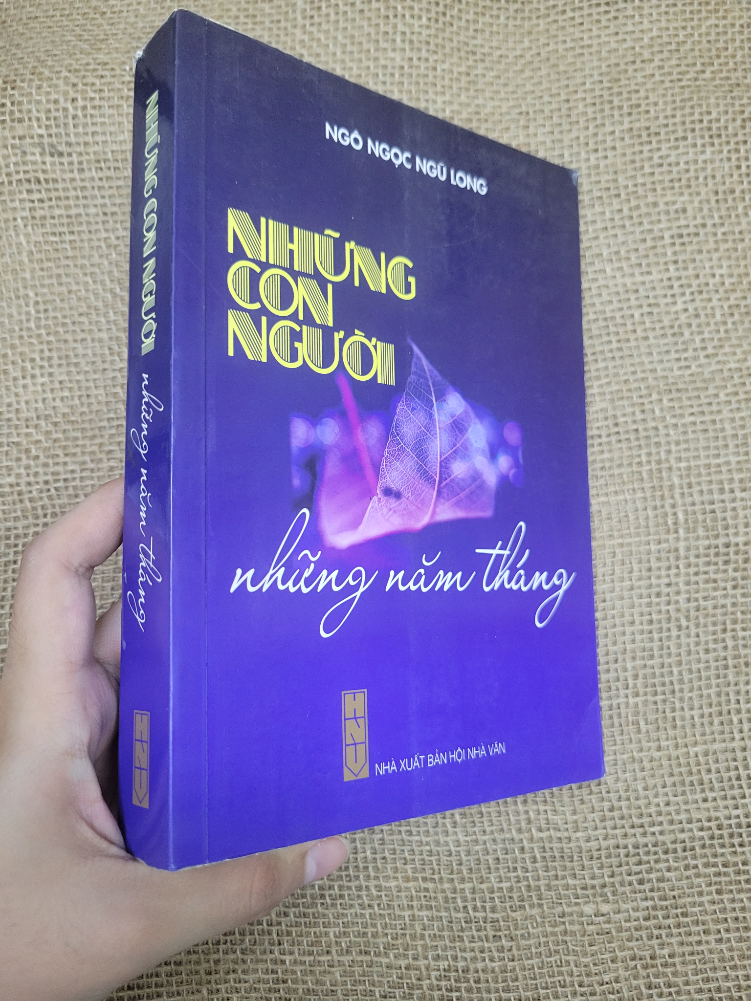 Những con người những năm tháng - Ngô Ngọc Ngũ Long 2017 mới 80% có vệt nước, bẩn bìa, ố (Sách văn học) SPP