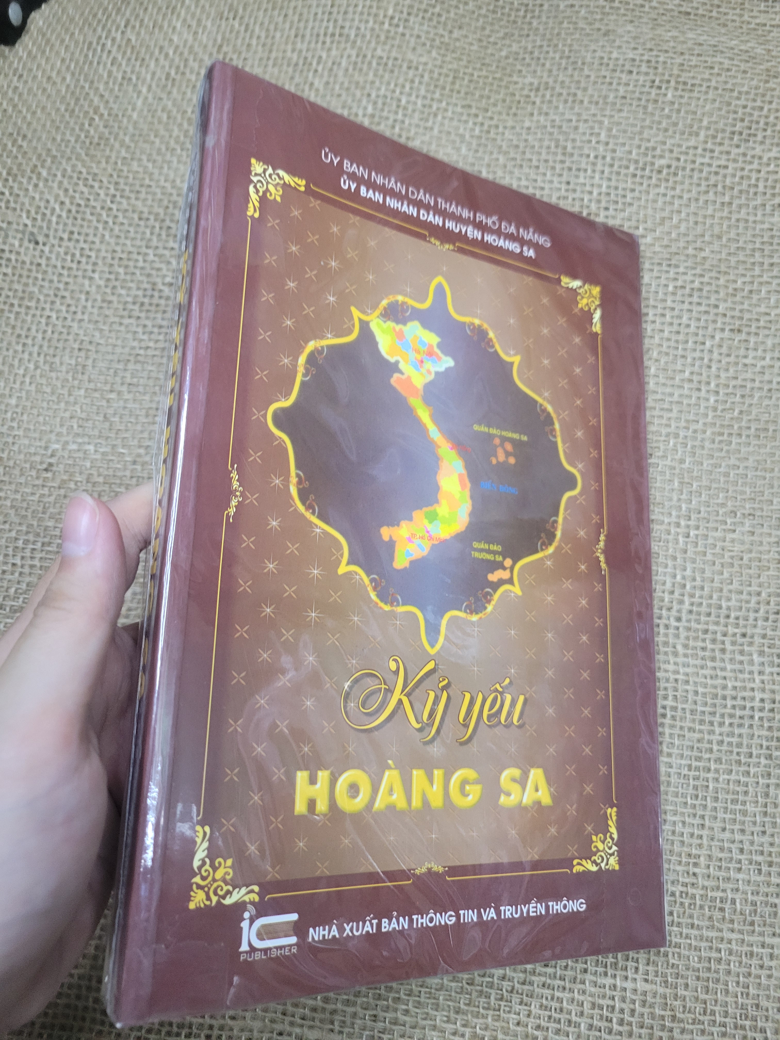 Kỷ yếu Hoàng Sa sách màu mới 80% bẩn bìa, ố (Lịch sử Việt Nam) SPP