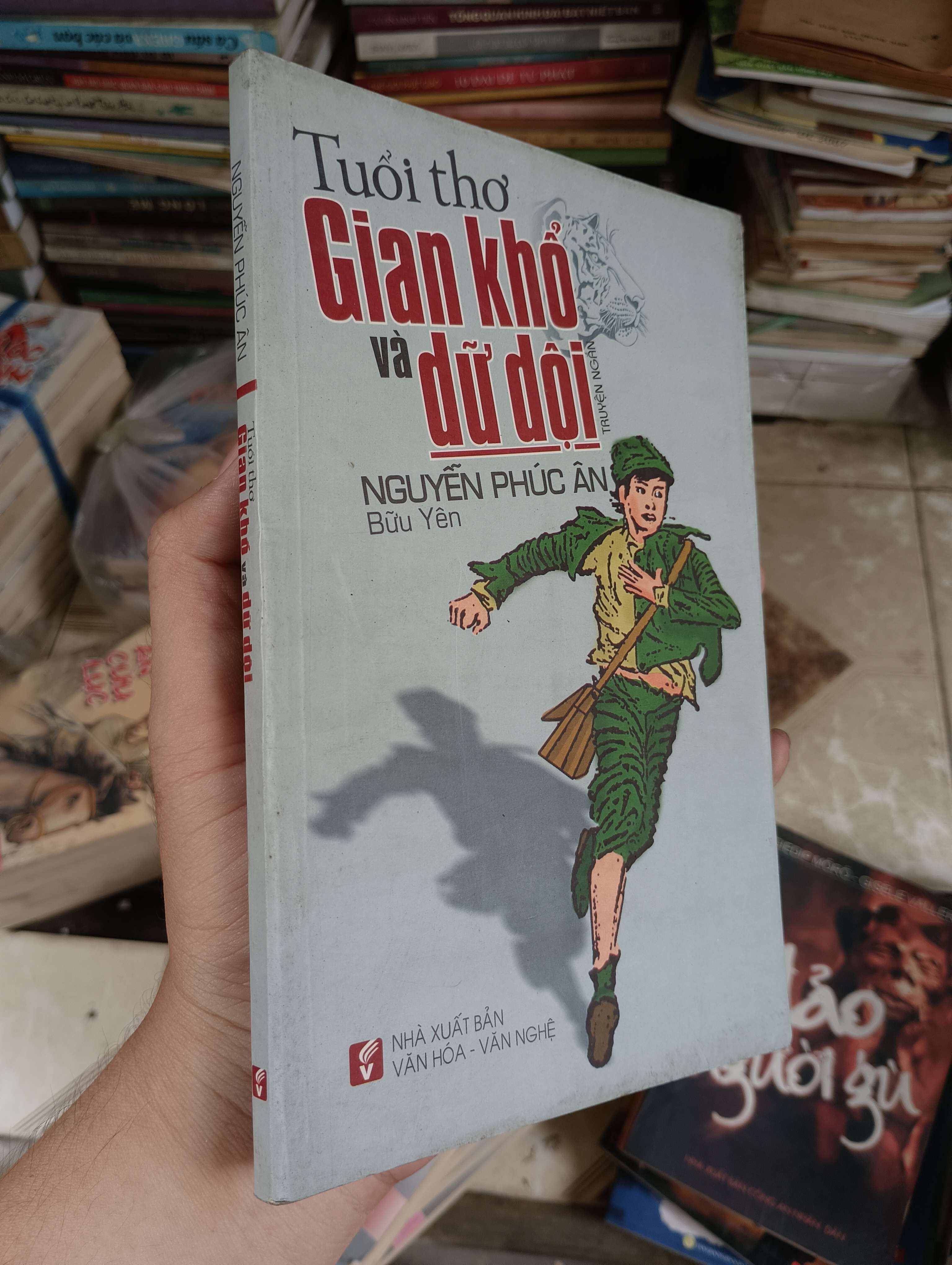 Tuổi thơ gian khổ và dữ dội - Nguyễn Phúc Ân, Bữu Yên 2013 (Sách văn học) BGB