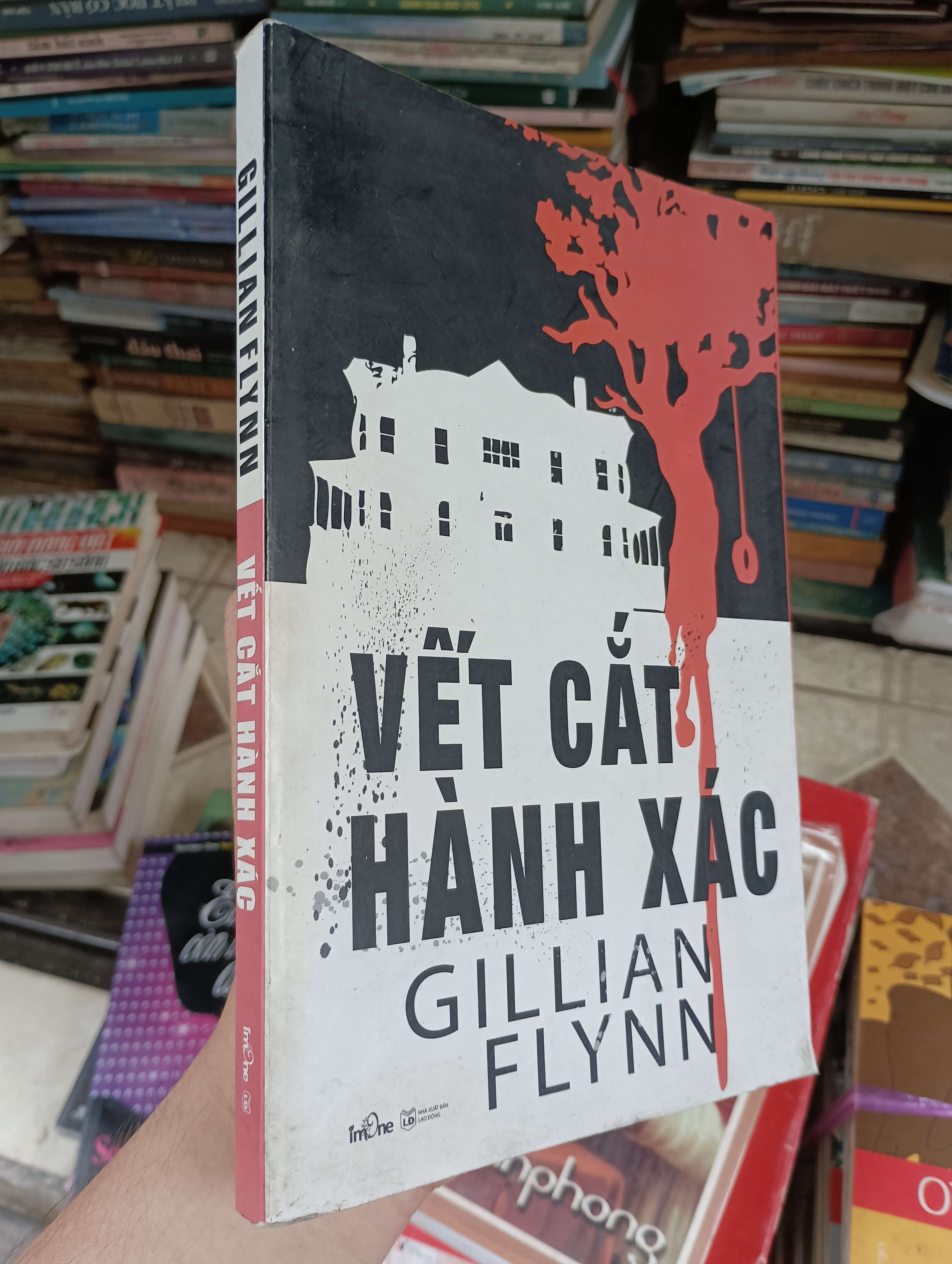 VẾT CẮT HÀNH XÁC - GILLIAN FLYNN 2014 (Tiểu Thuyết) BGB