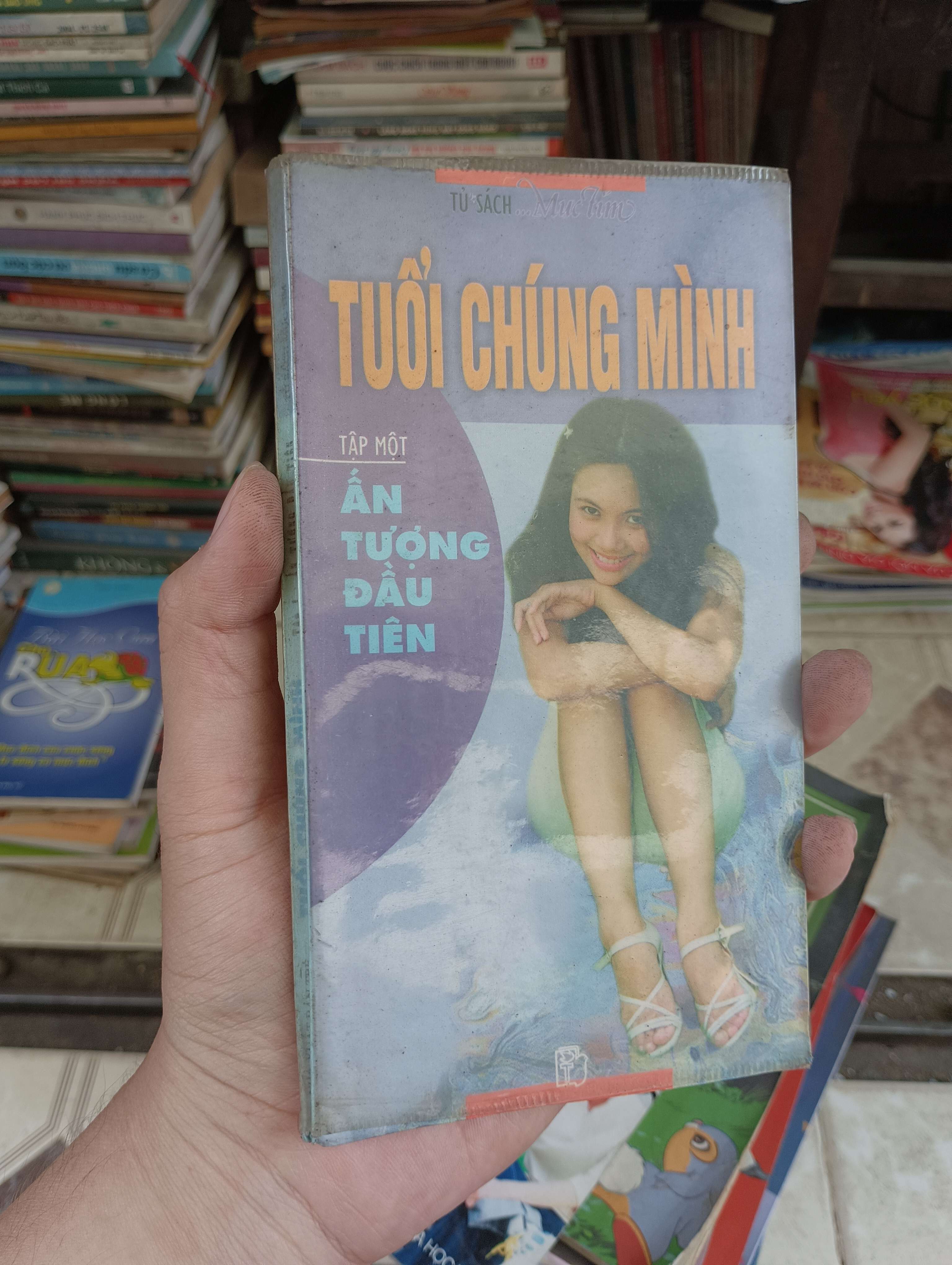 Tuổi chúng mình - Tập một: Ấn tượng đầu tiên 2000 (Sách văn học) BGB