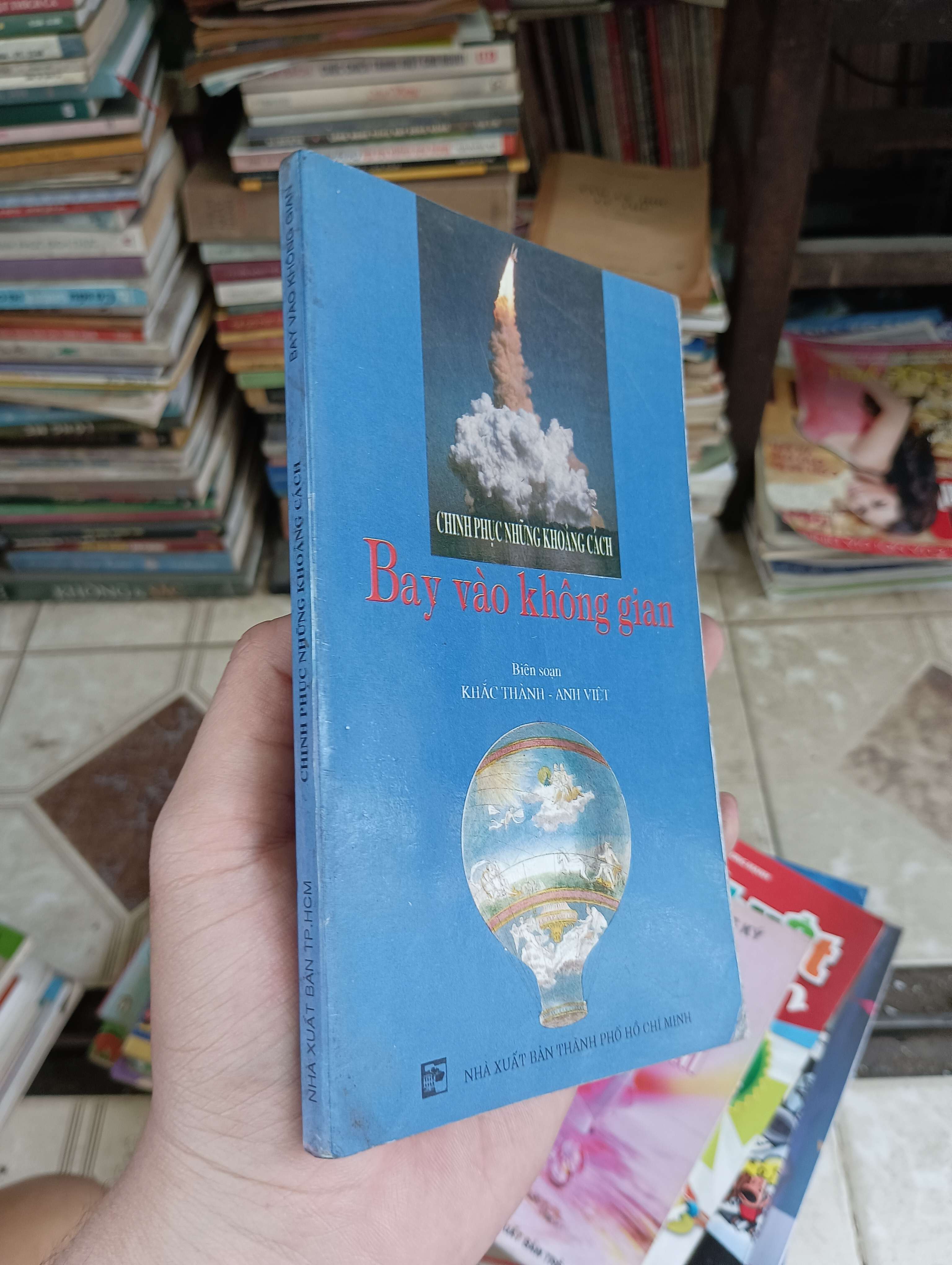 Bay vào không gian (Chinh phục những khoảng cách) (Khắc Thành - Anh Việt) 1995 (Sách kiến thức tổng hợp) BGB