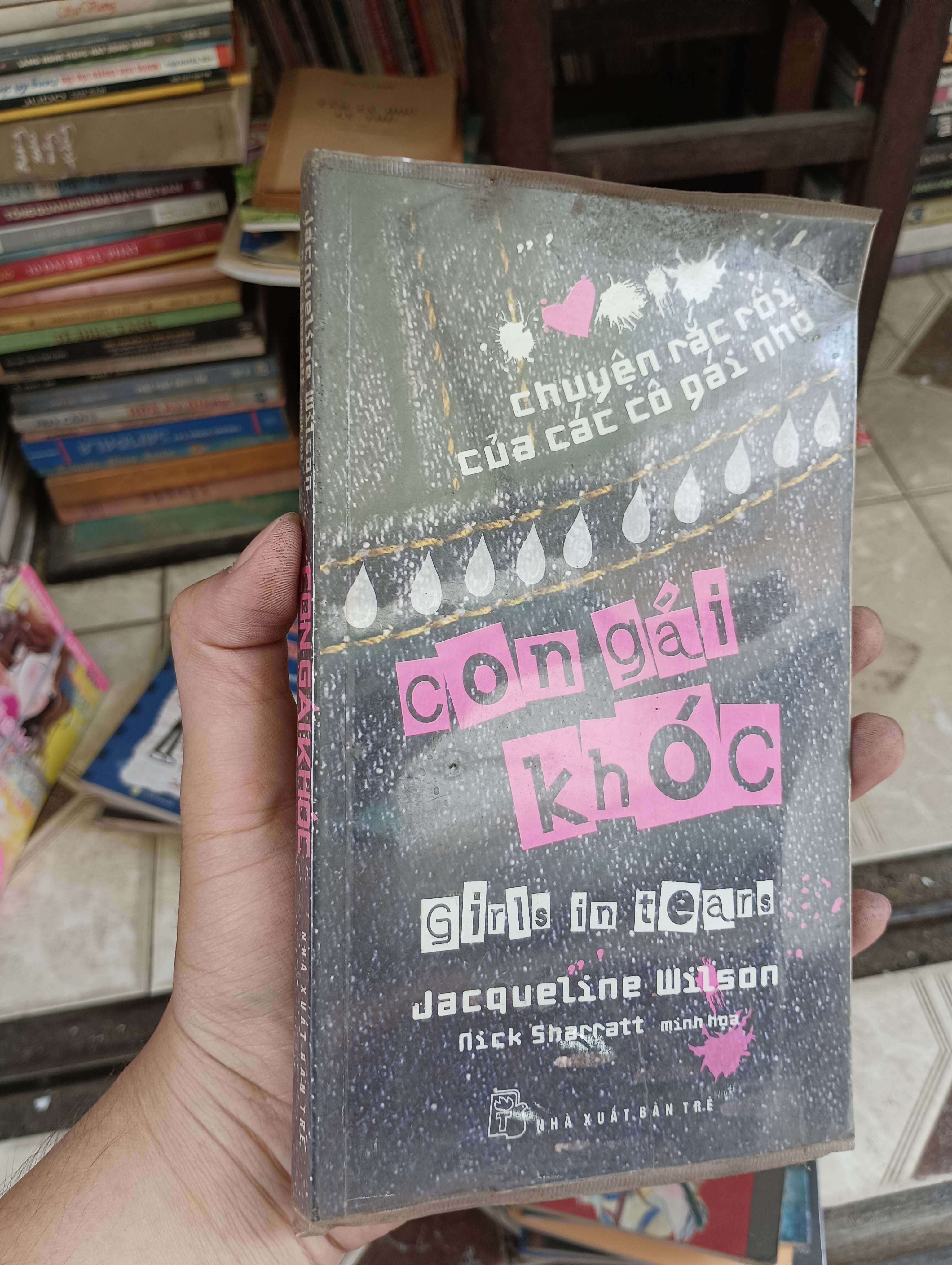 Chuyện rắc rối của các cô gái nhỏ - Con Gái Khóc (Jacqueline Wilson) 2009 (Sách văn học) BGB