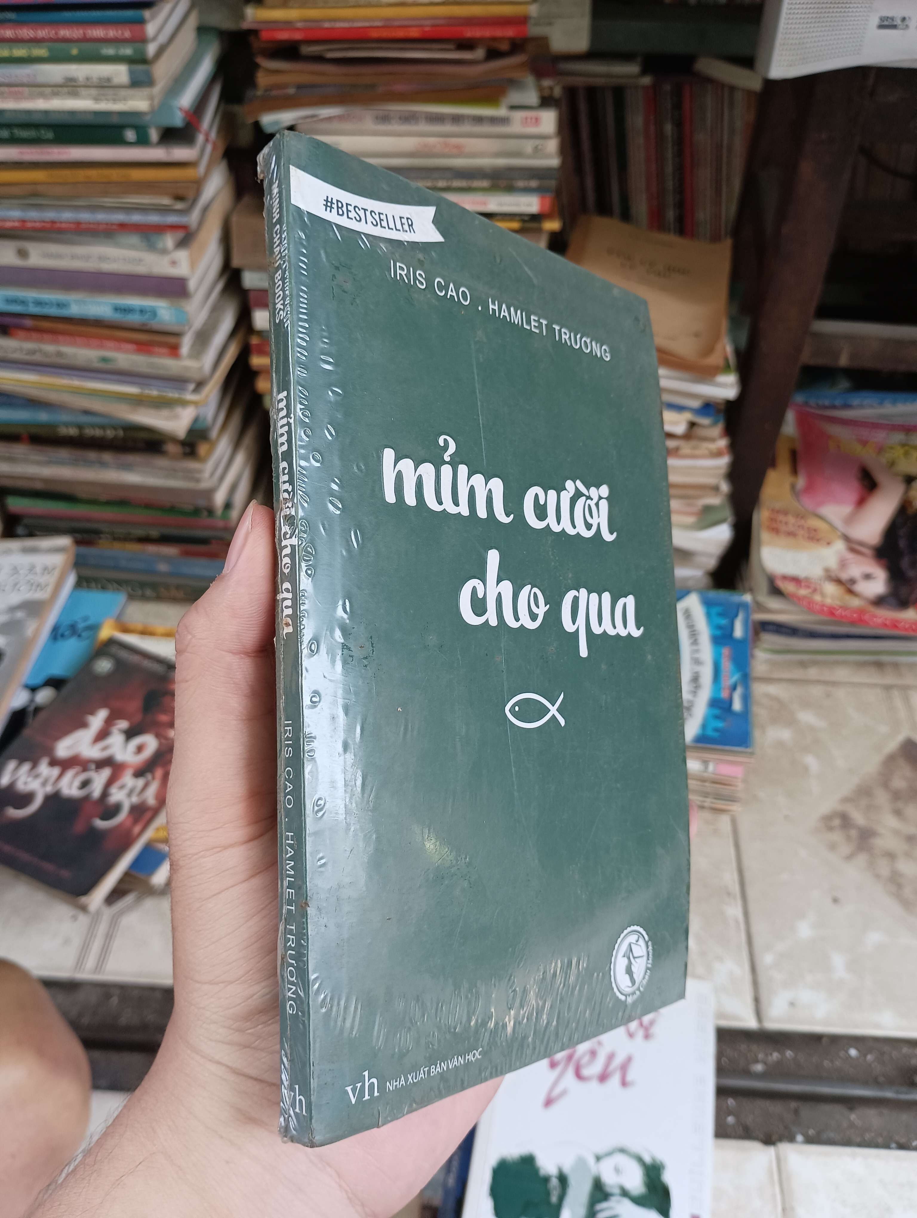 Mỉm cười cho qua - Hamlet Trương - Iris Cao (Sách văn học) BGB