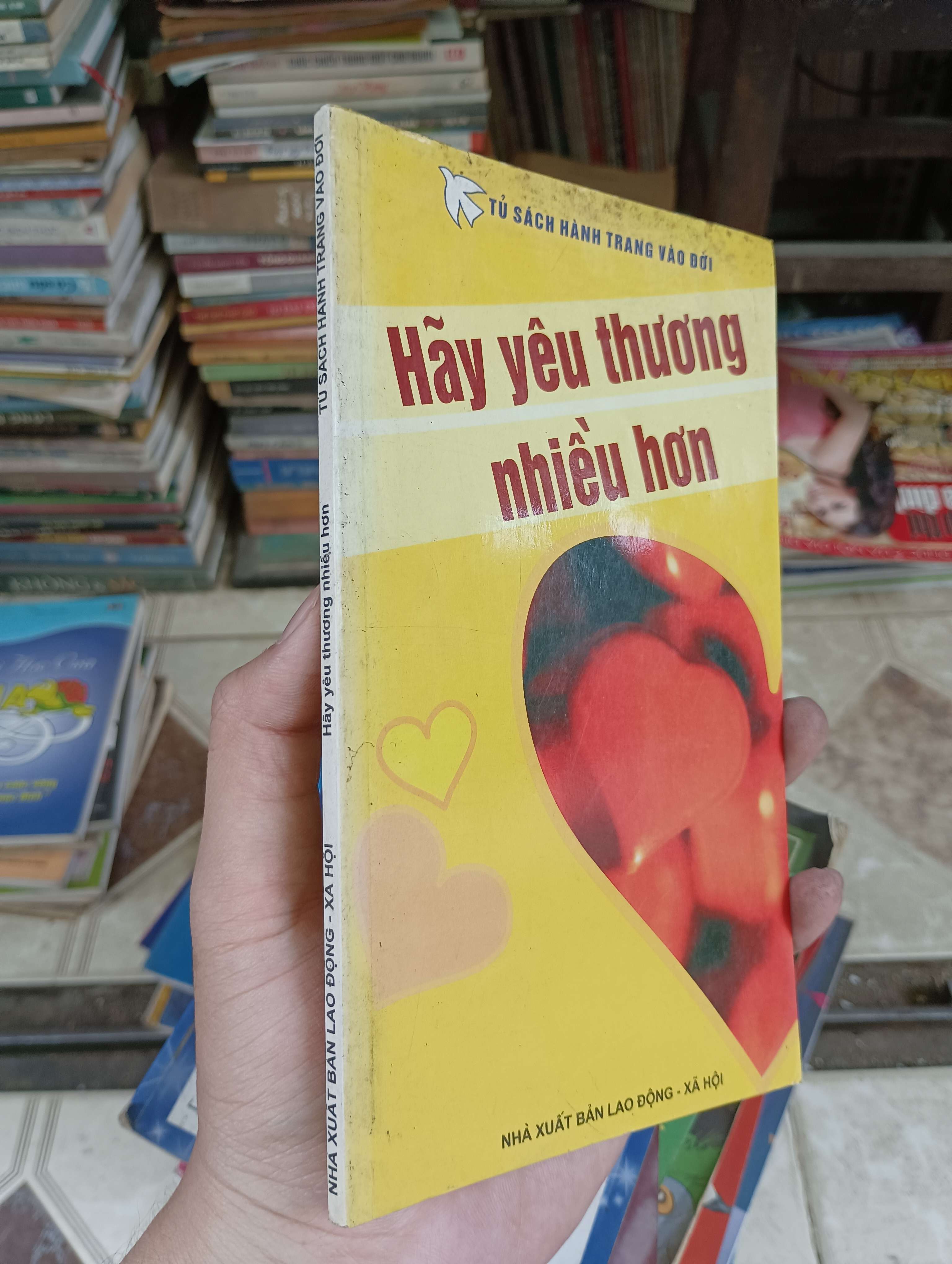 Tủ sách Hành trang vào đời - Hãy yêu thương nhiều hơn 2006 (Kỹ năng sống) BGB