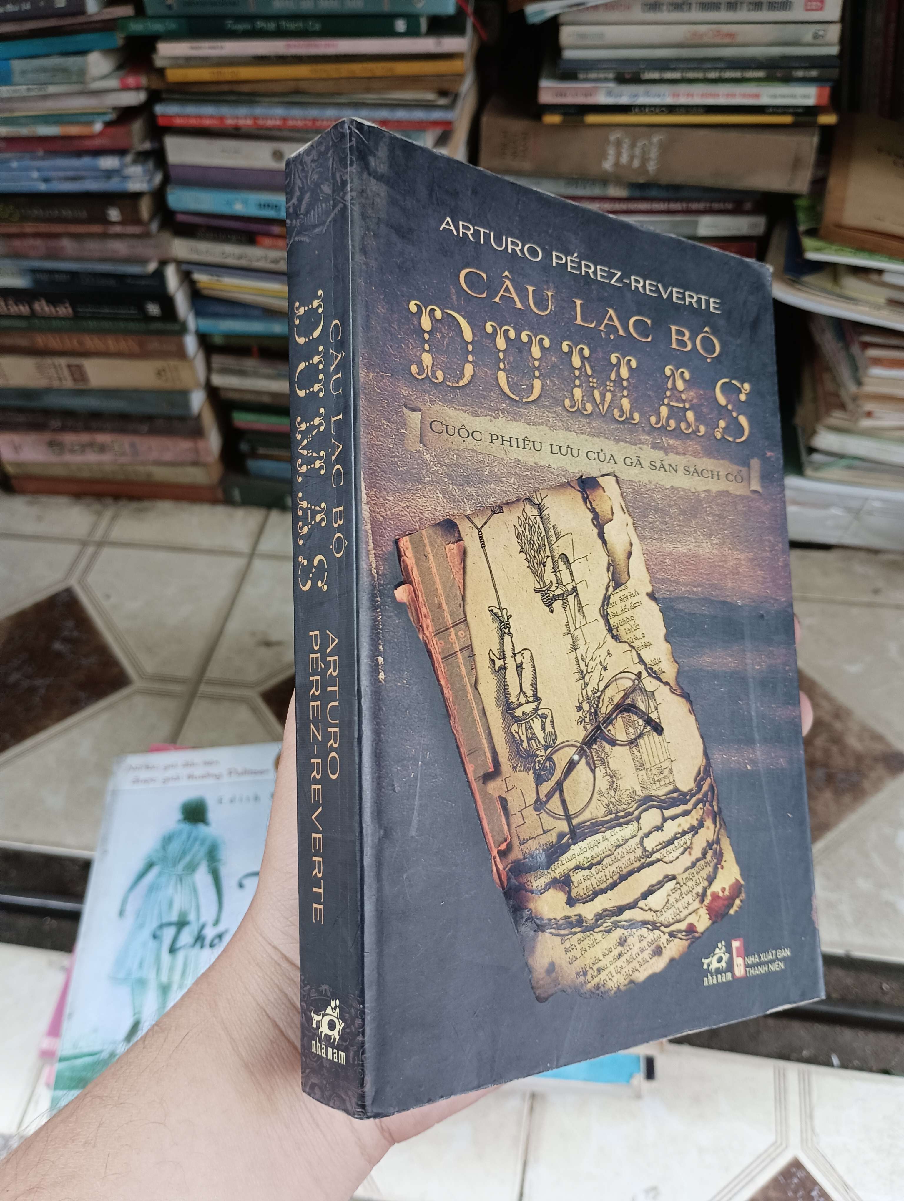 Câu Lạc Bộ Dumas - Cuộc phiêu lưu của gã săn sách cổ (Arturo Pérez-Reverte) 2014 (Văn học nước ngoài) BGB