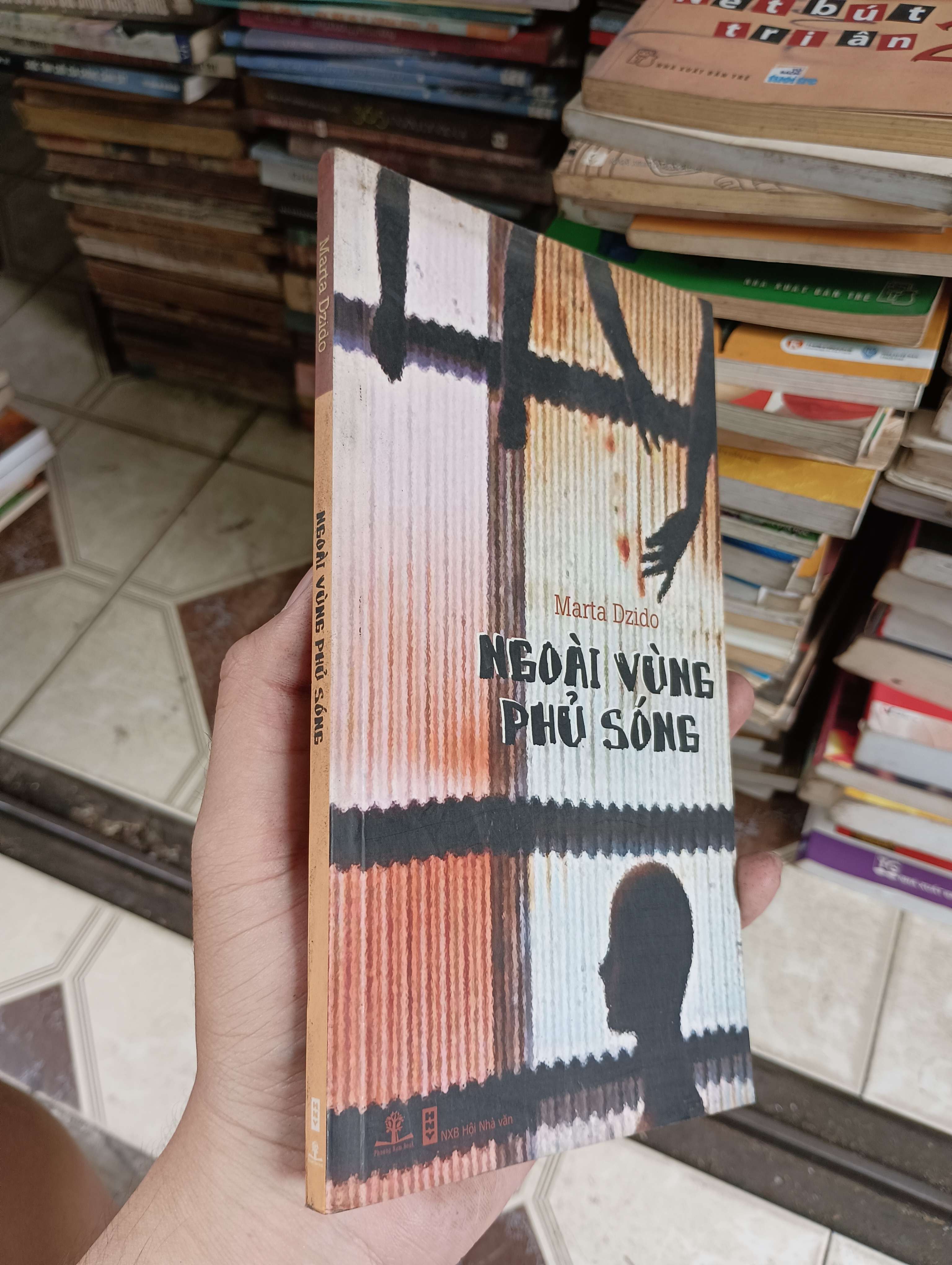 NGOÀI VÙNG PHỦ SÓNG - Marta Dzido 2009 (Văn học nước ngoài) BGB