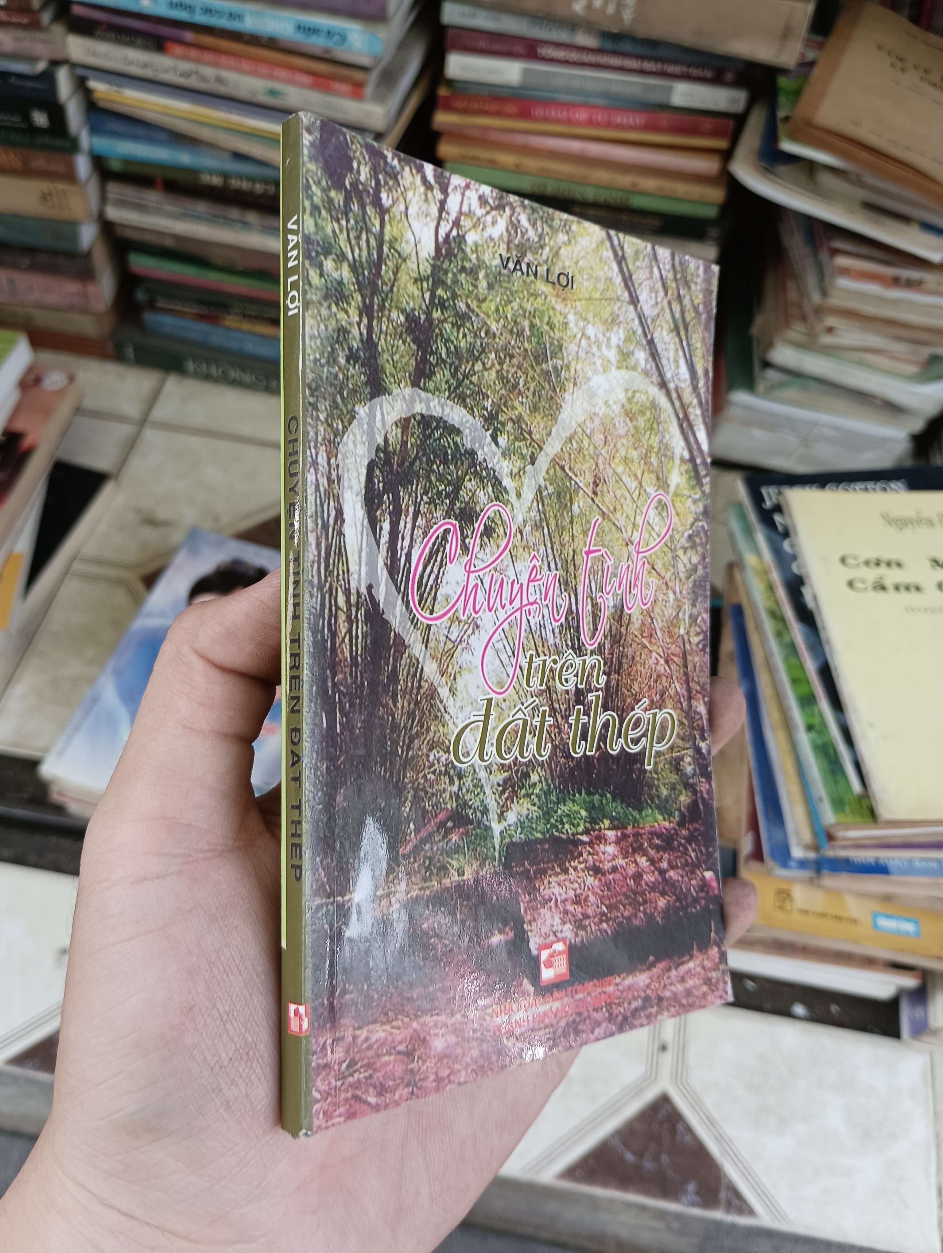Chuyện tình trên đất thép - VĂN LỢI 2019 (Sách văn học) BGB