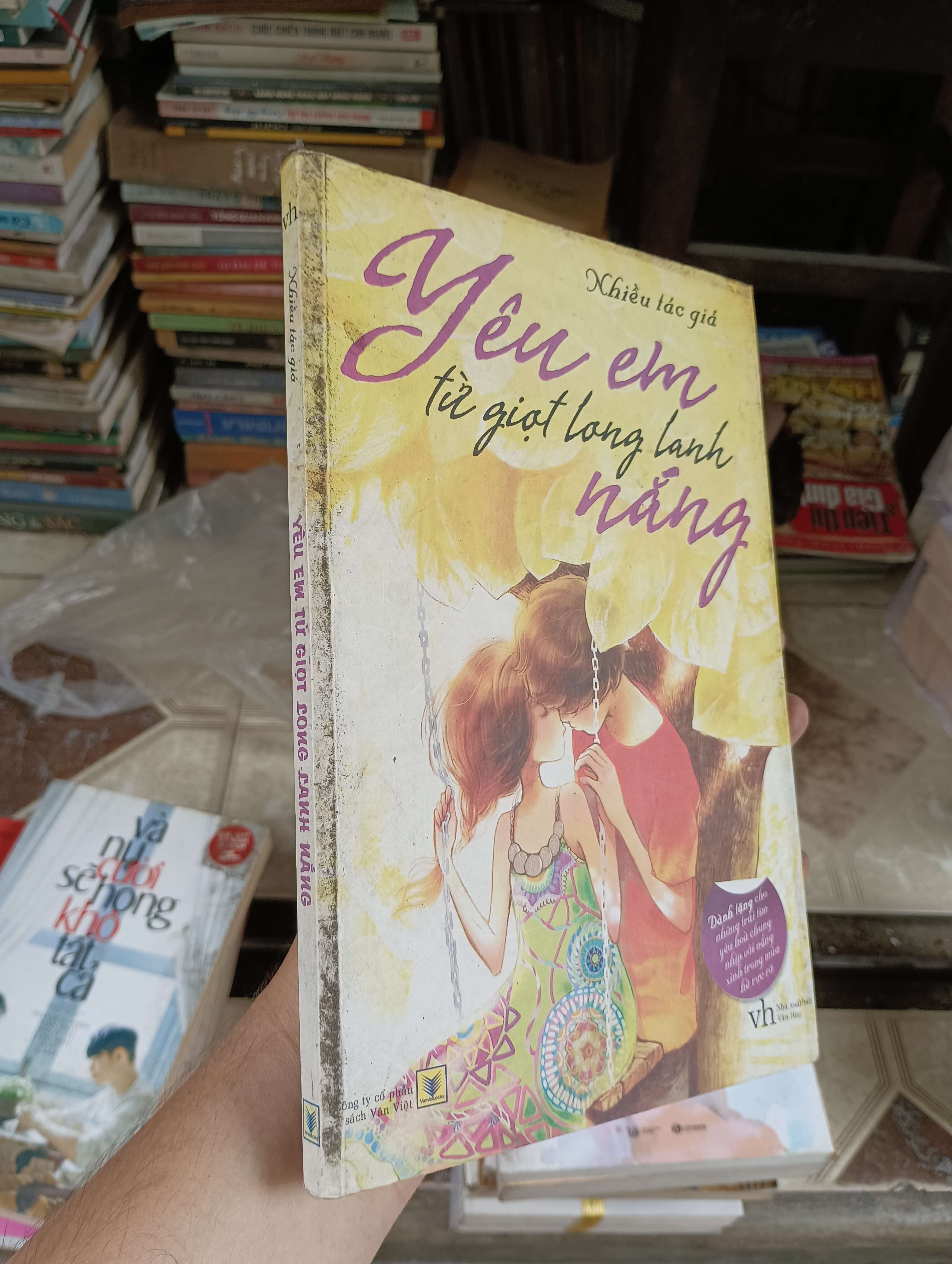Yêu em từ giọt long lanh nắng 2012 (Sách văn học) BGB
