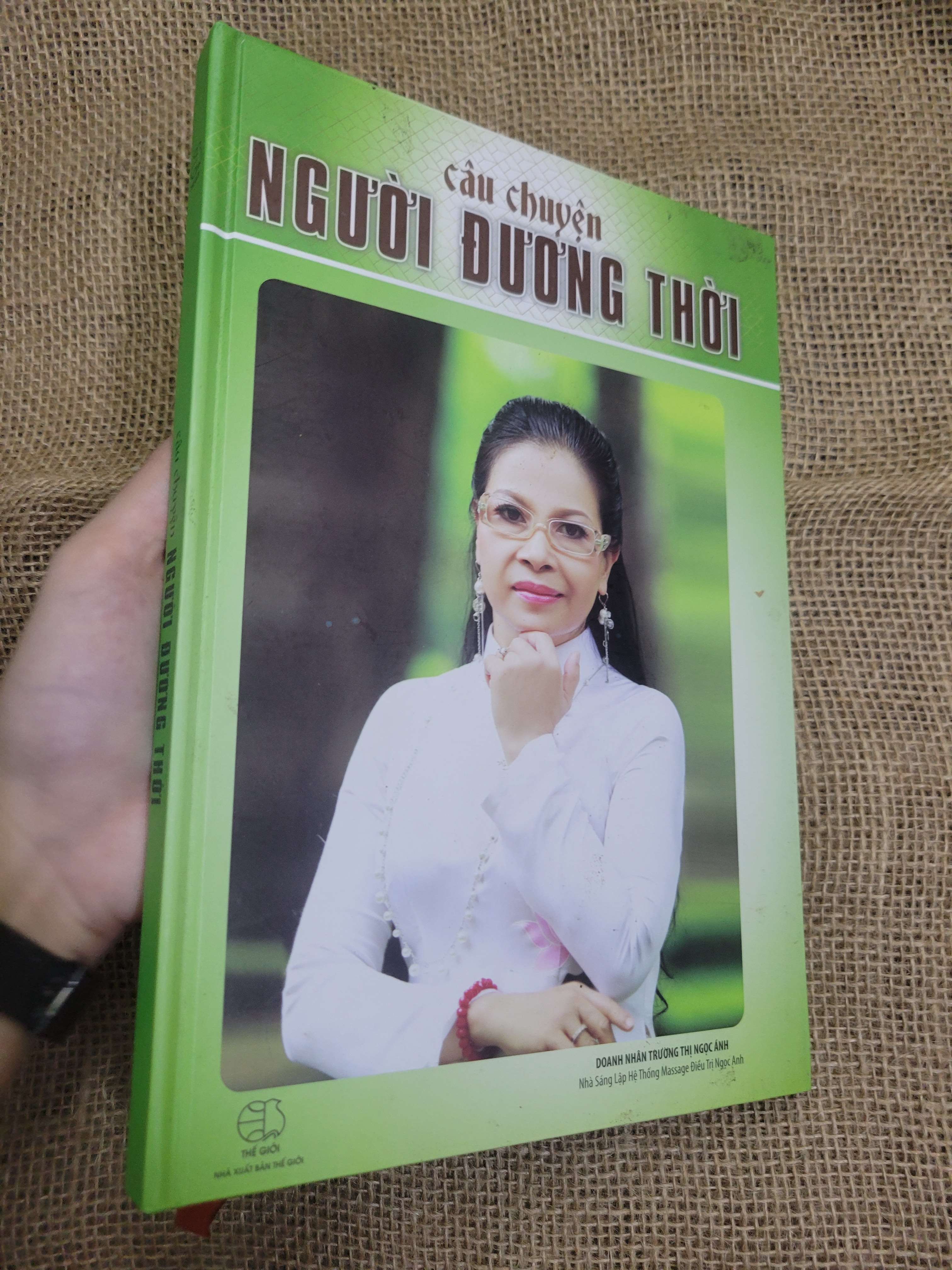 Câu chuyện người đương thời bìa cứng sách màu mới 80% bẩn bìa, ố (Sách kiến thức tổng hợp) SPP