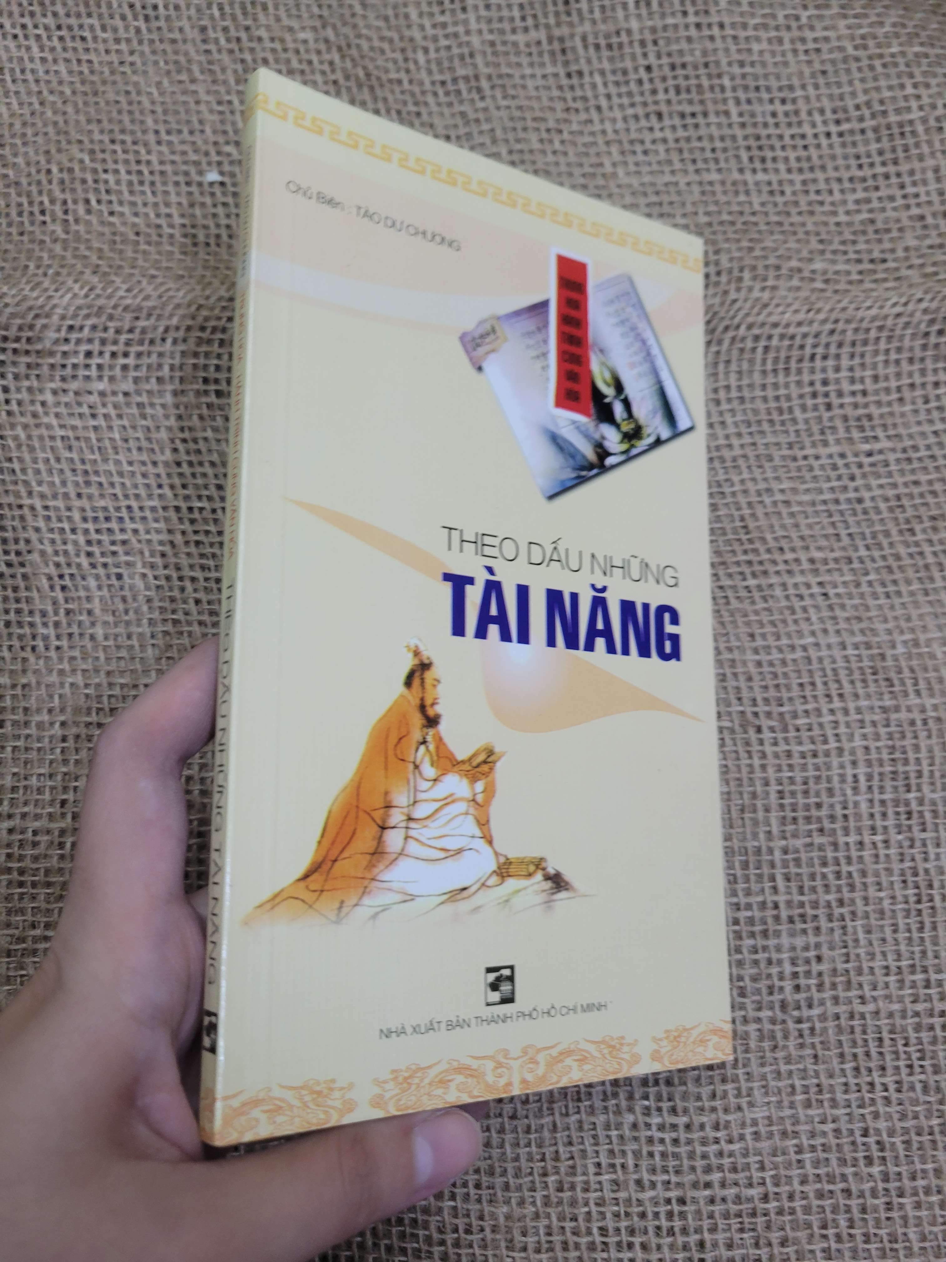 Theo dấu những tài năng - Tào Dư Chương 2003 mới 80% bẩn bìa, ố (Sách lịch sử - triết học) SPP
