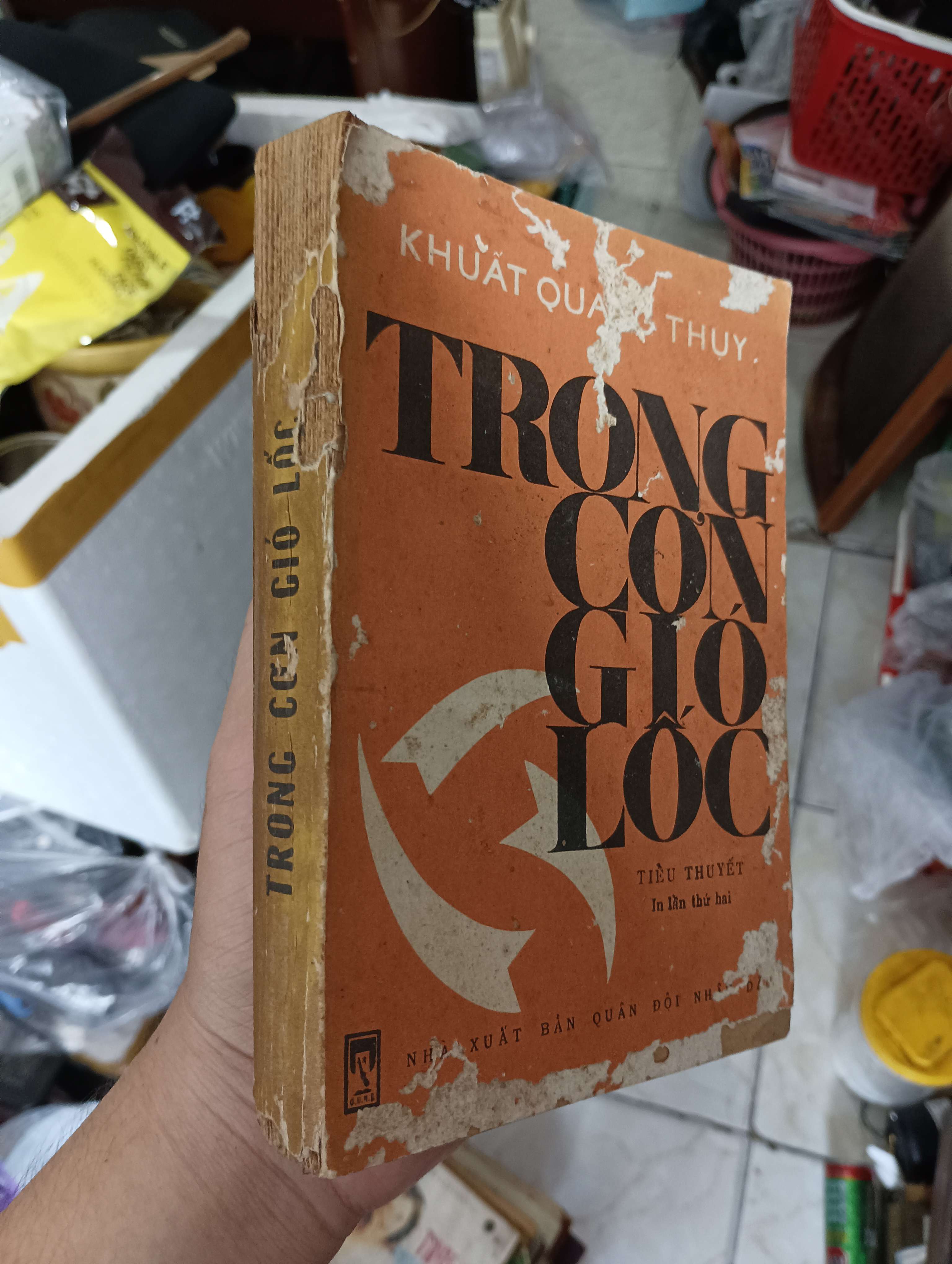 Trong Cơn Gió Lốc - Khuất Quang Thụy 1985 (Sách văn học) KSX
