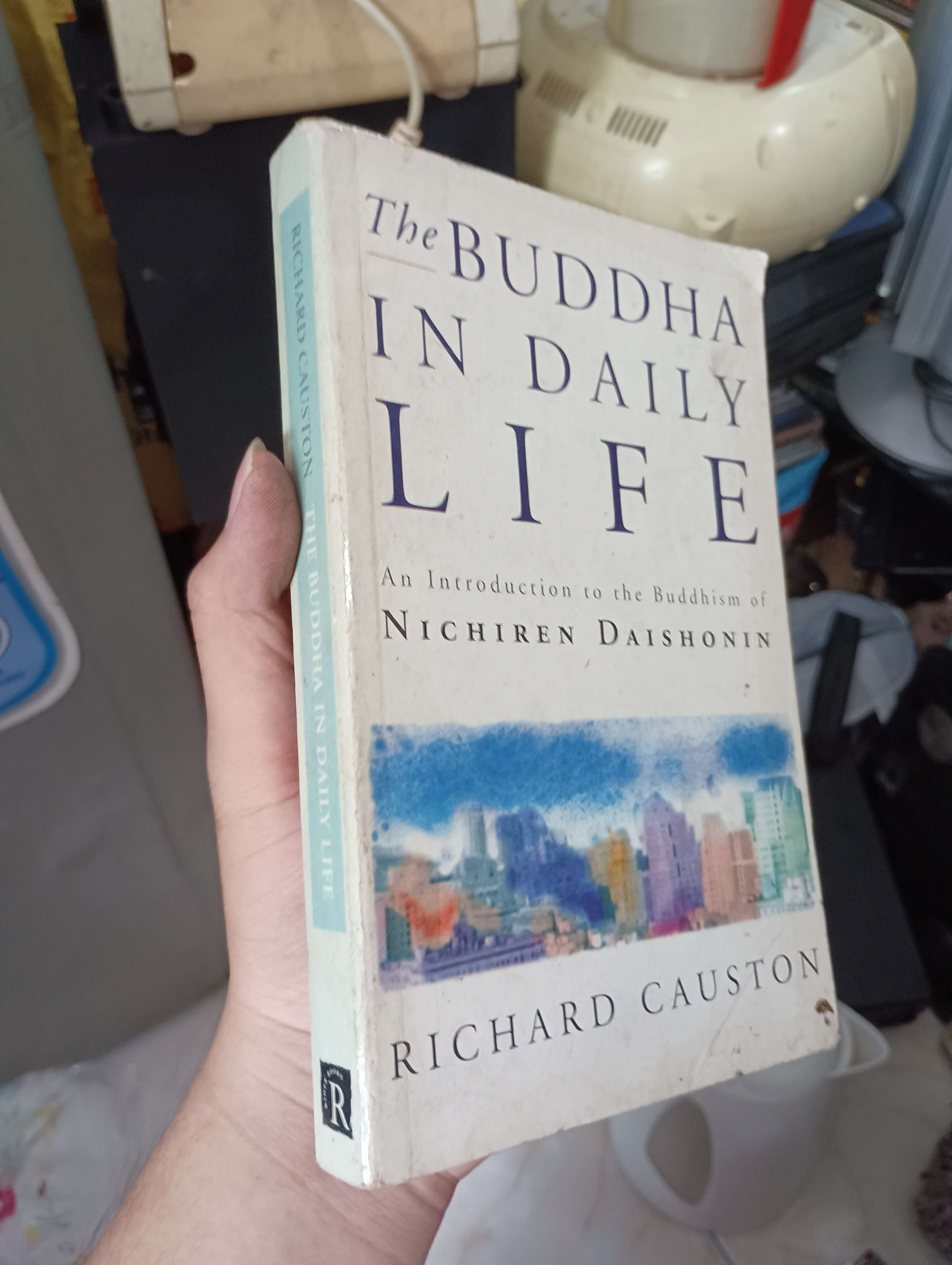 The Buddha in Daily Life: An Introduction to the Buddhism of Nichiren Daishonin - Richard Causton 1988 (Sách tôn giáo - tâm linh) KSX
