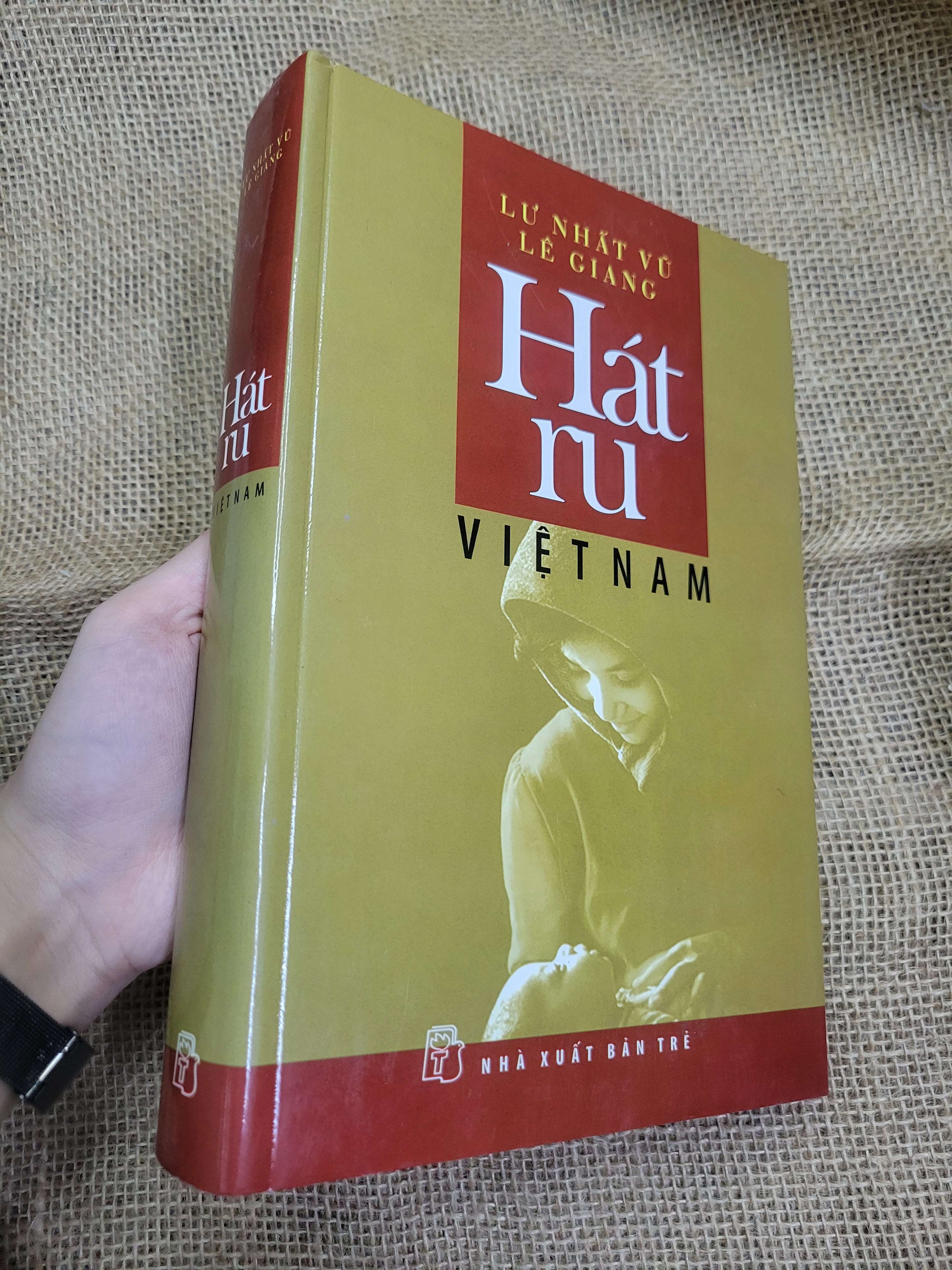 Hát ru Việt Nam - Lư Nhất Vũ, Lê Giang bìa cứng 2005 mới 80% có mộc, bẩn bìa, ố (Sách kiến thức tổng hợp) SPP