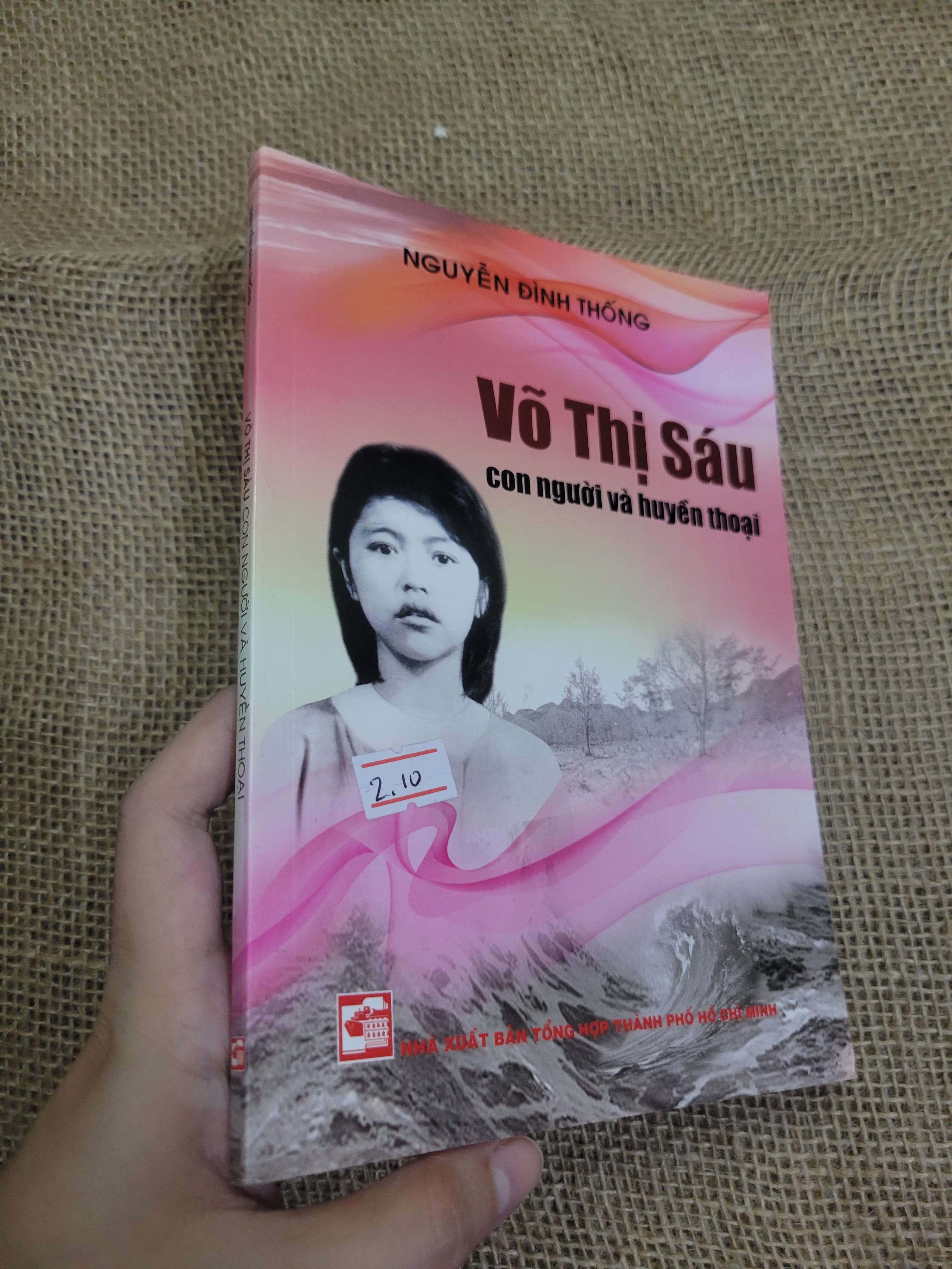 Võ Thị Sáu con người và huyền thoại - Nguyễn Đình Thống 2013 mới 80% bẩn bìa, ố (Lịch sử Việt Nam) HCM