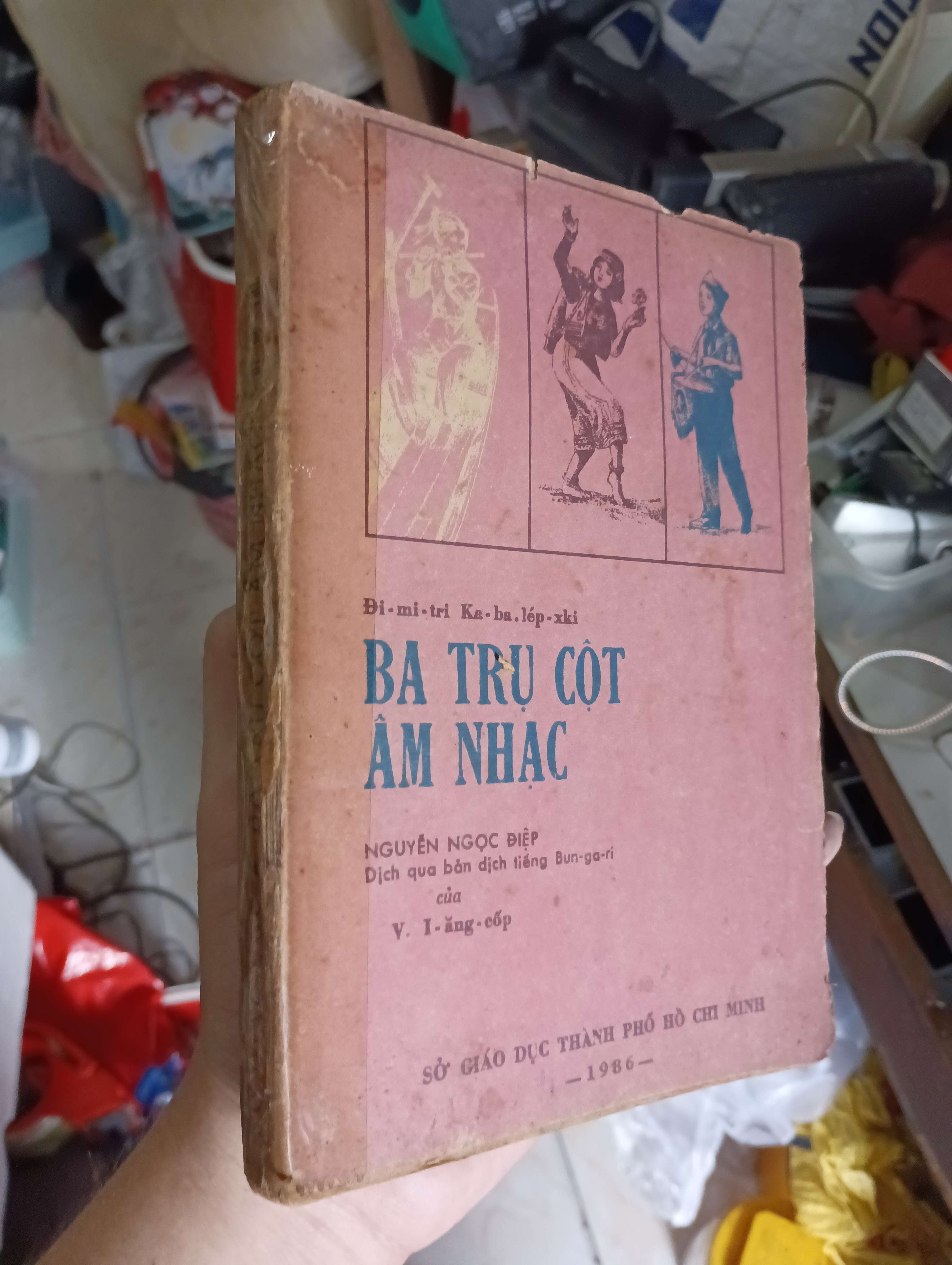 BA TRỤ CỘT ÂM NHẠC - Dmitri Kabalevski 1986 (Sách văn học) KSX