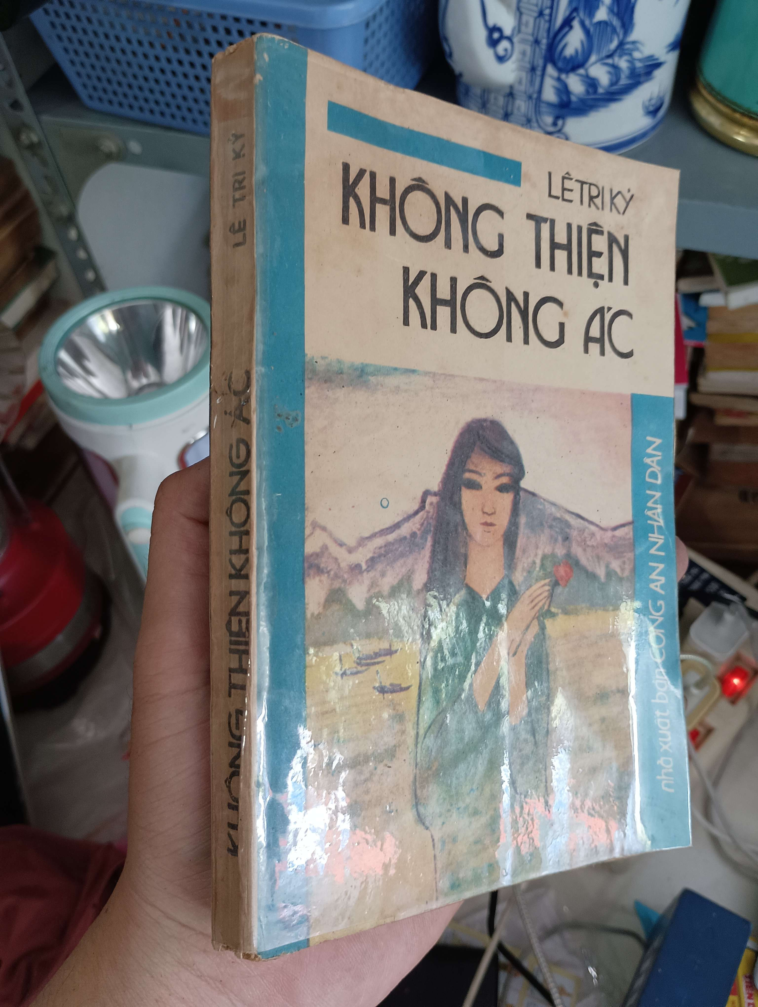 KHÔNG THIỆN KHÔNG ÁC - LÊ TRI KỶ 1988 (Sách văn học) KSX