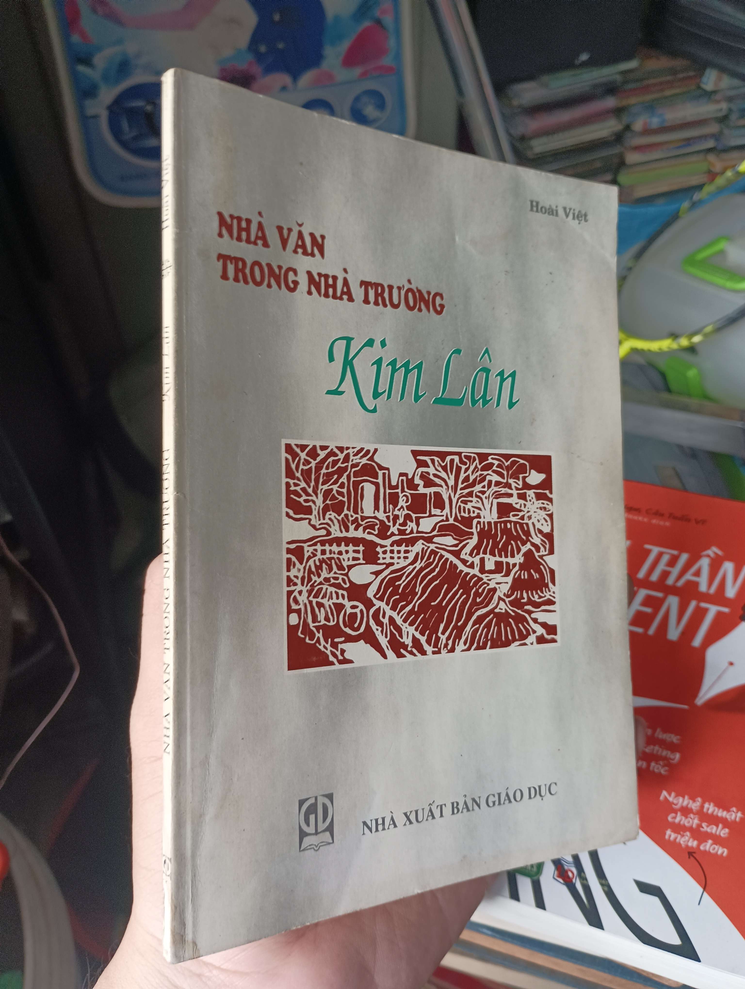 Nhà Văn Trong Nhà Trường: Kim Lân - Hoài Việt 1999 (Sách văn học) KSX
