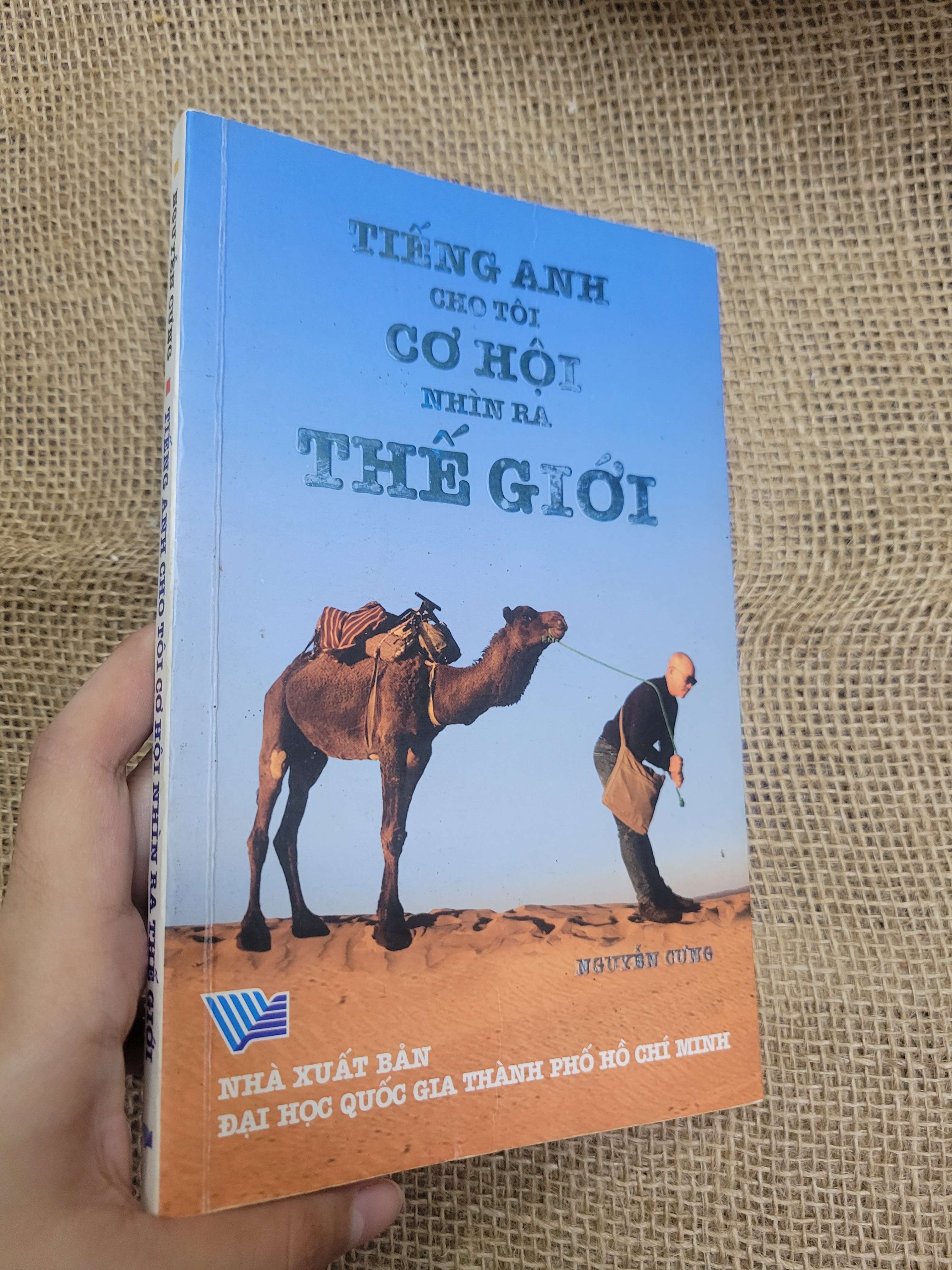 Tiếng anh cho tôi cơ hội nhìn ra thế giới - Nguyễn Cưng 2020 mới 80% có chữ ký tác giả, bẩn bìa, ố (Sách văn học) HCM