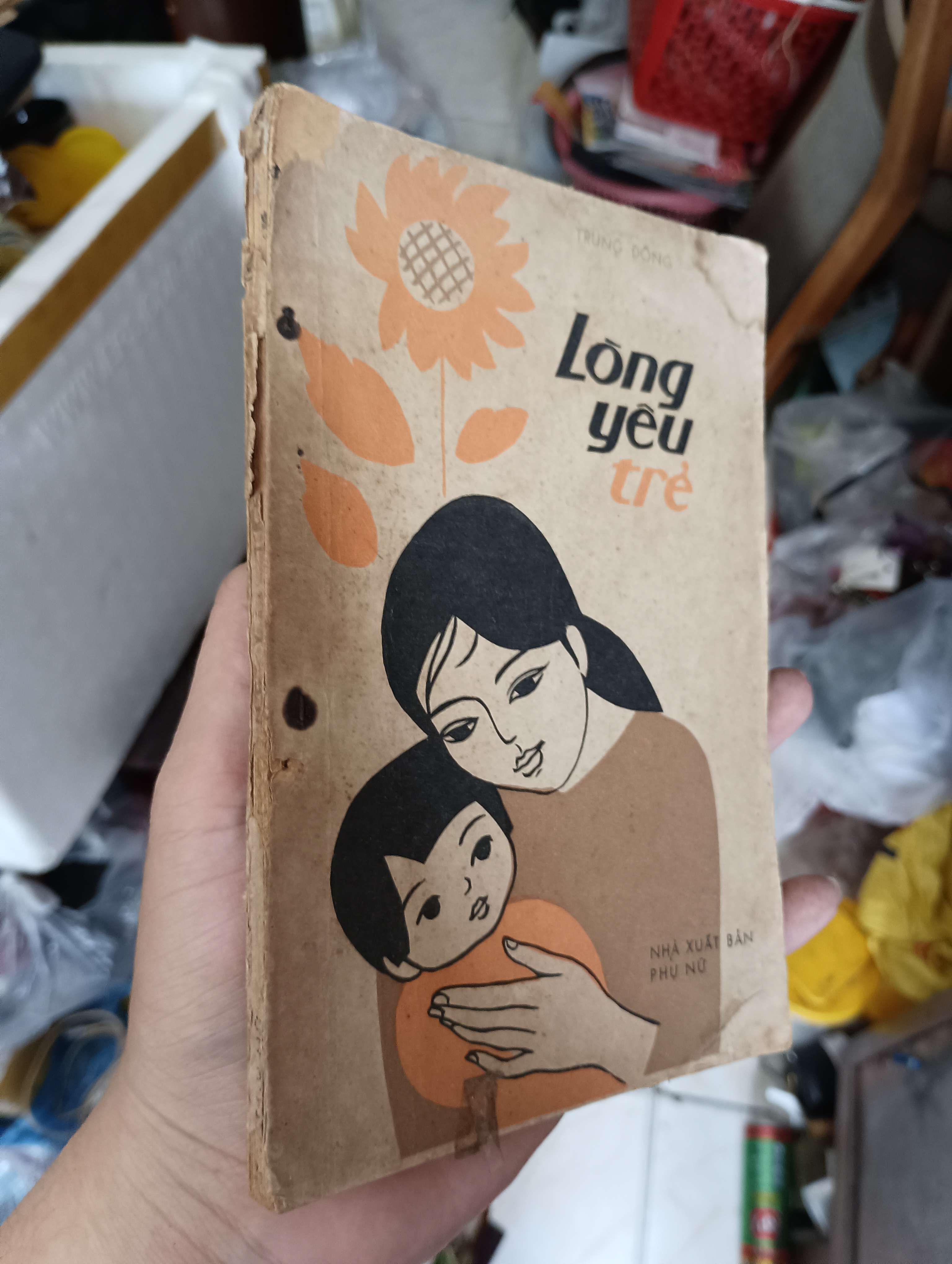 Lòng yêu trẻ - Trung Đông 1971 (Sách văn học) KSX
