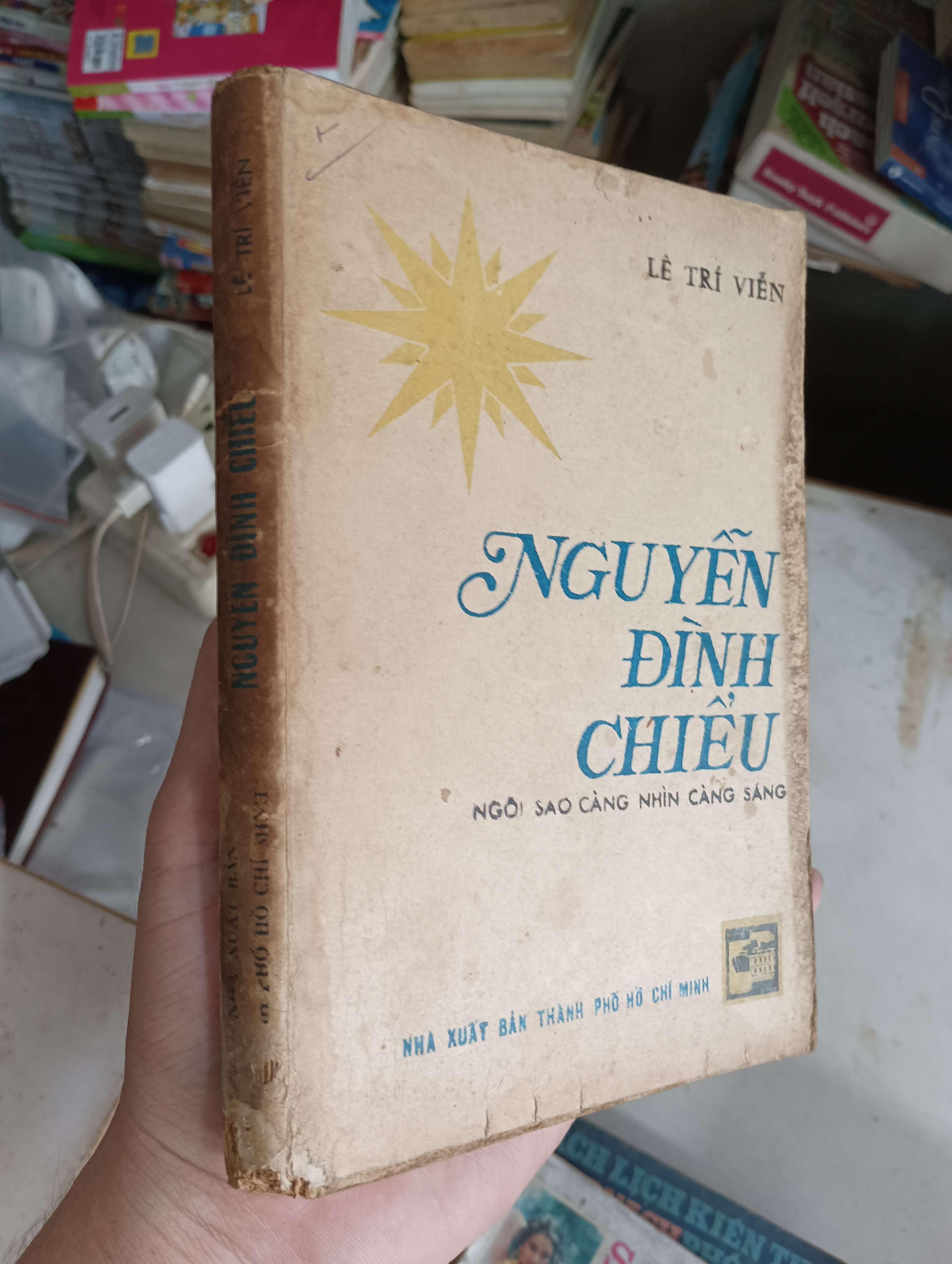 NGUYỄN ĐÌNH CHIỂU - NGÔI SAO CÀNG NHÌN CÀNG SÁNG - LÊ TRÍ VIÊN 1982 (Sách văn học) KSX
