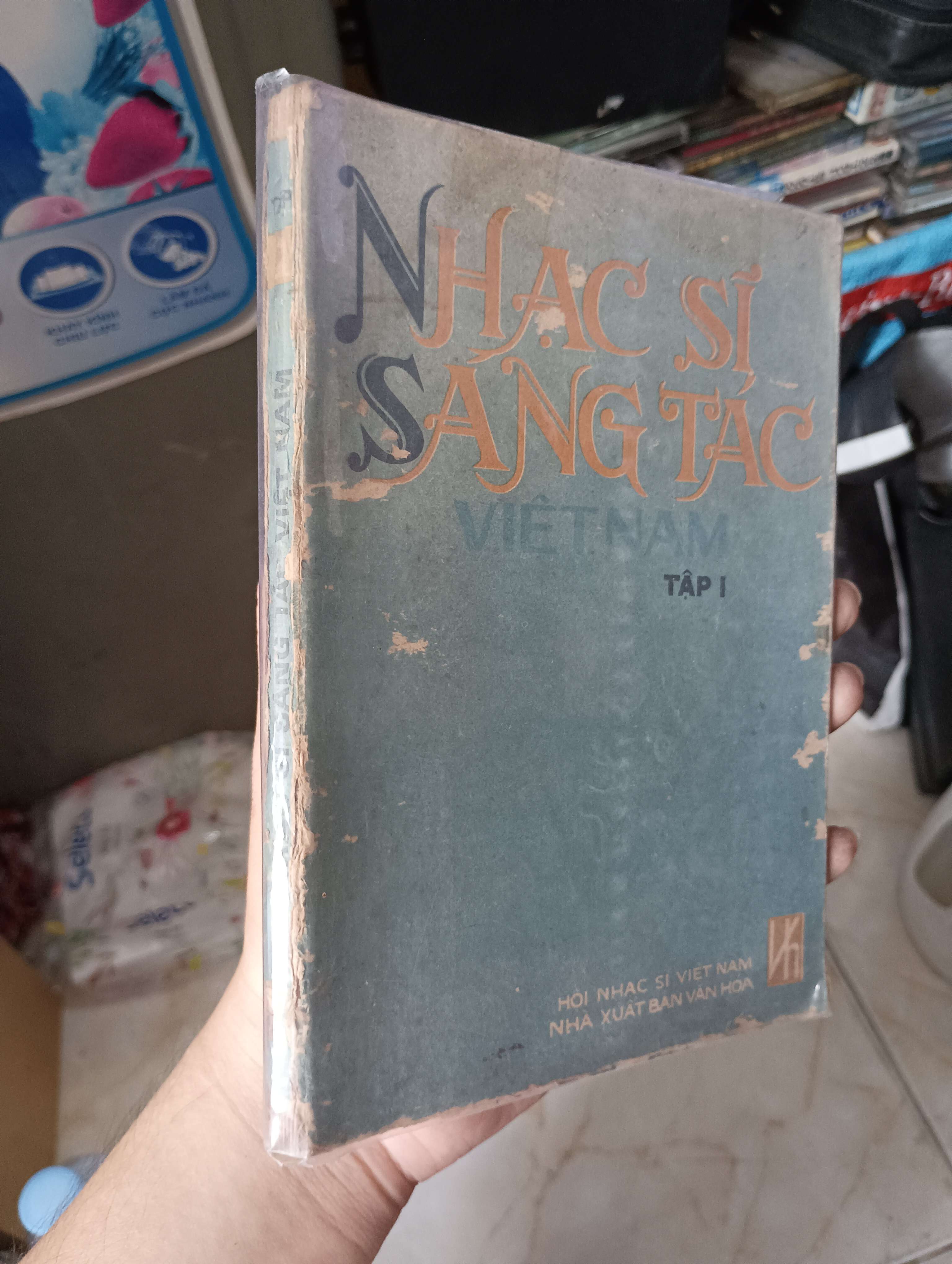 Nhạc sĩ sáng tác Việt Nam - Tập 1 1986 (Sách văn học) KSX