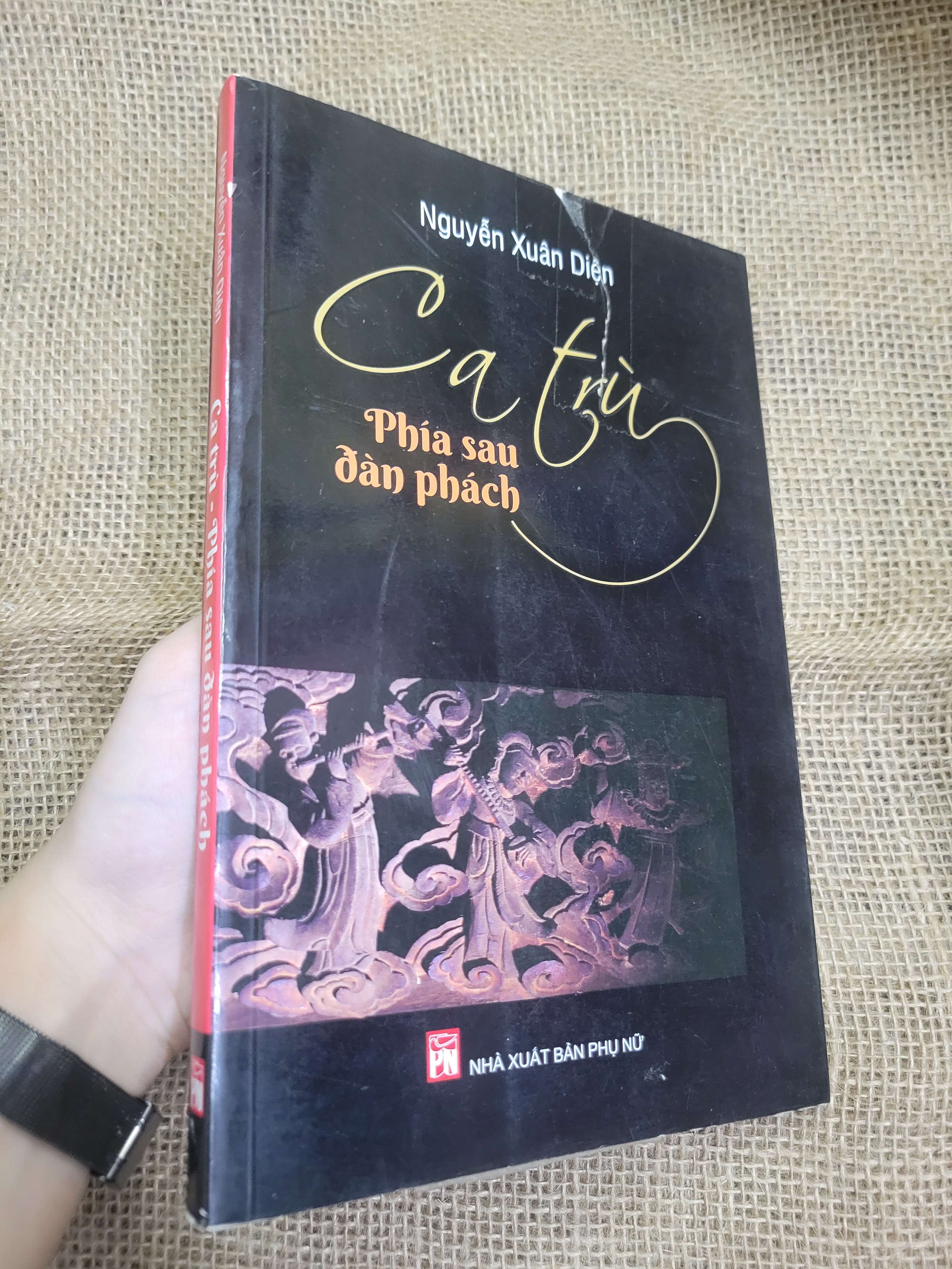 Ca trù phía sau đàn phách - Nguyễn Xuân Diện 2017 mới 60% rách bìa, có mộc, bẩn bìa, ố (Sách kiến thức tổng hợp) SPP