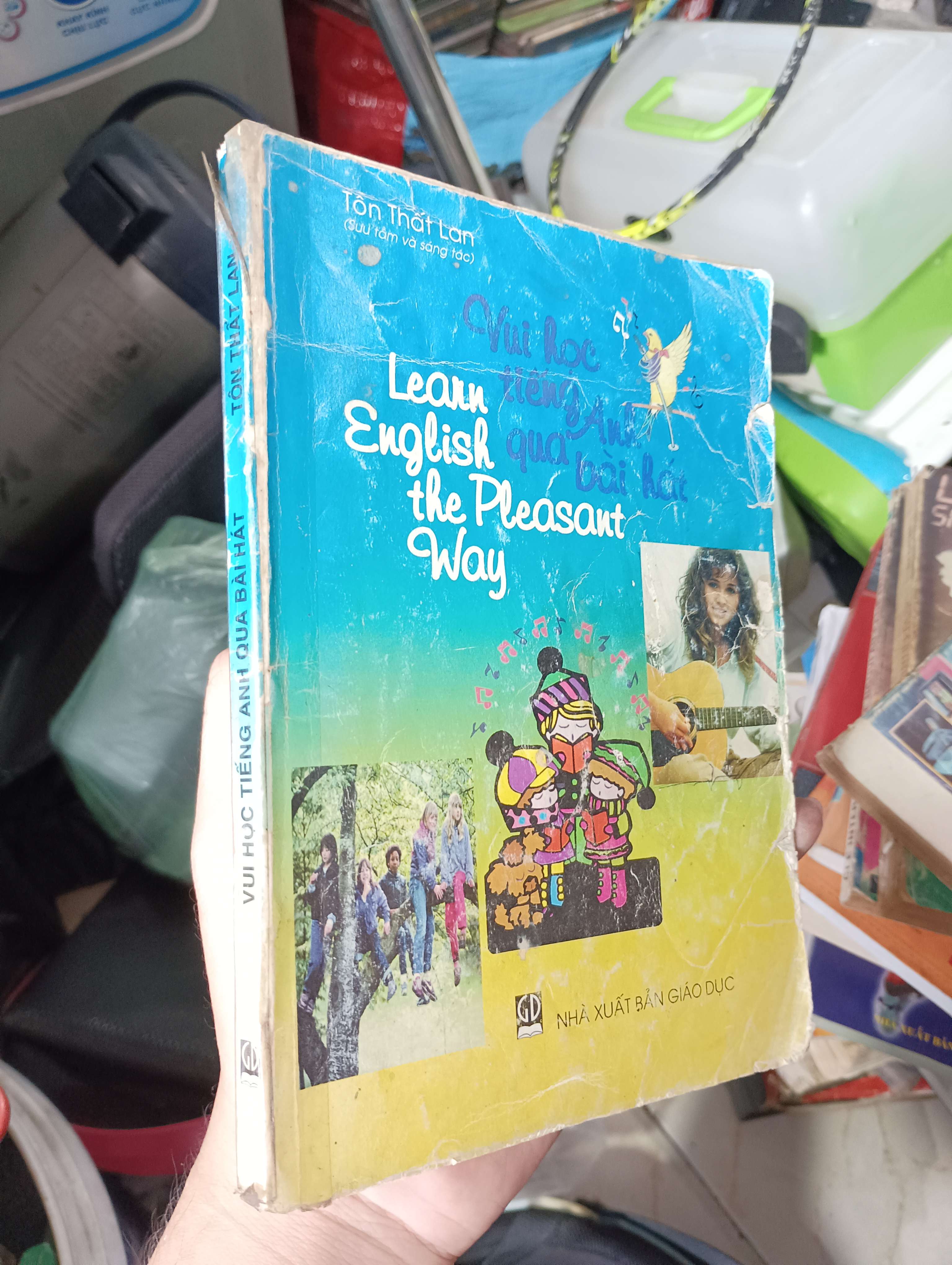 Vui học tiếng Anh qua bài hát / Learn English the Pleasant Way - Tôn Thất Lan 2001 (Sách học ngoại ngữ) KSX