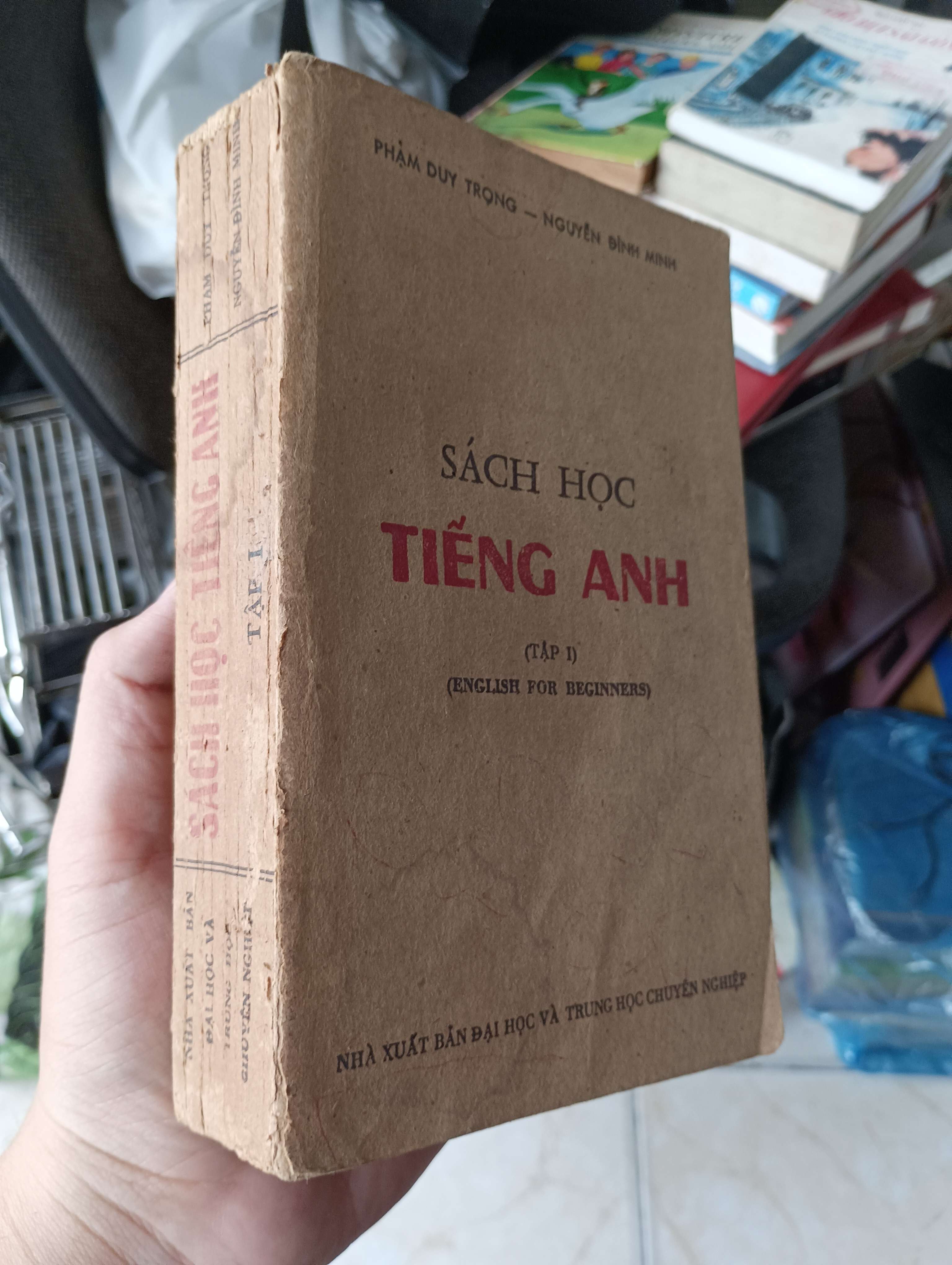 Tên sách: Sách Học Tiếng Anh (Tập 1): Tiếng Anh Cho Người Mới Bắt Đầu Tác giả: Phạm Duy Trọng – Nguyễn Đình Minh 1983 (Sách học ngoại ngữ) KSX