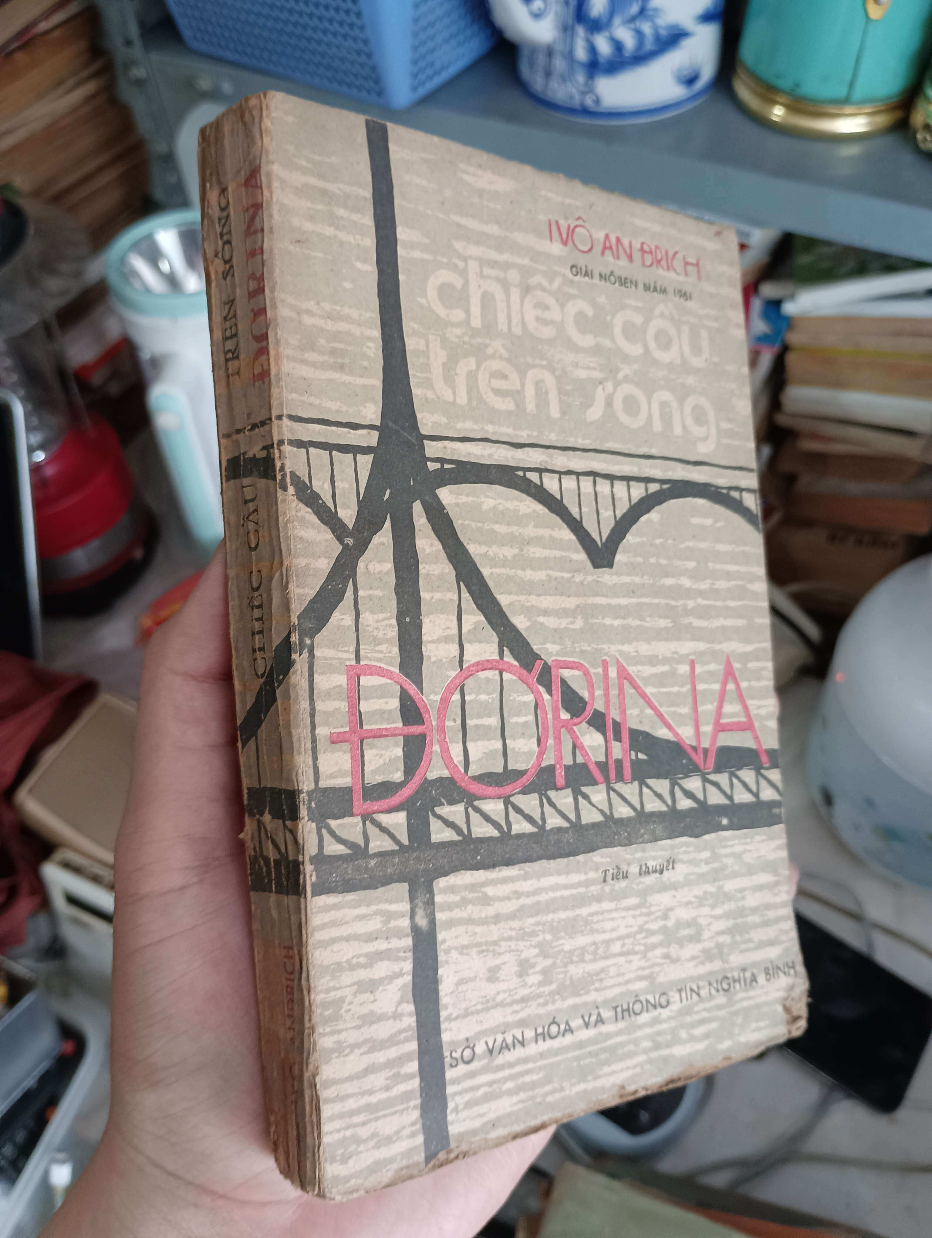 CHIẾC CẦU TRÊN SÔNG ĐƠRINA - IVO AN BRICH 1986 (Văn học nước ngoài) KSX