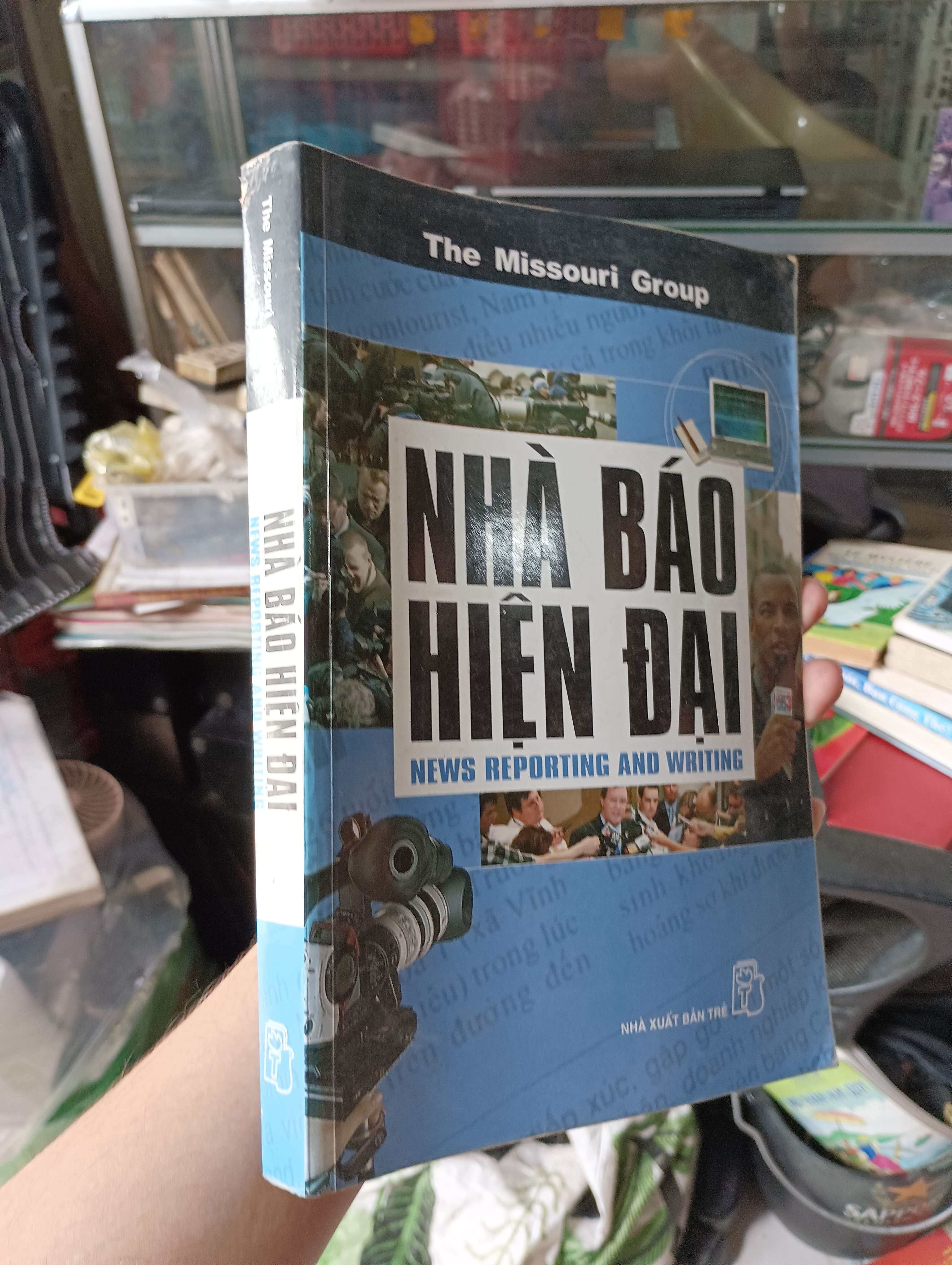 NHÀ BÁO HIỆN ĐẠI - The Missouri Group 2007 (Sách văn học) KSX