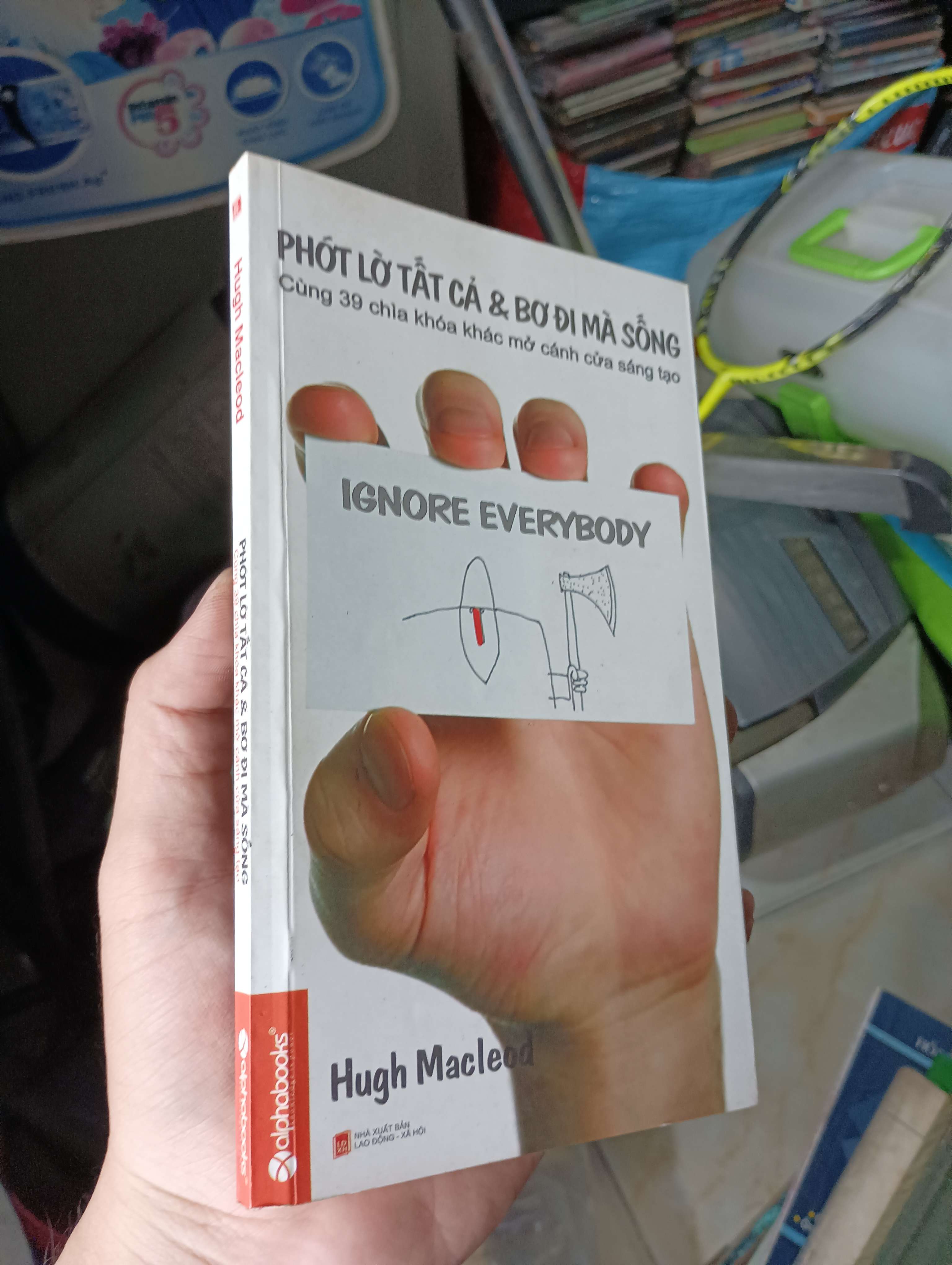 PHỚT LỜ TẤT CẢ & BƠ ĐI MÀ SỐNG (IGNORE EVERYBODY) - Hugh Macleod (Kỹ năng sống) KSX