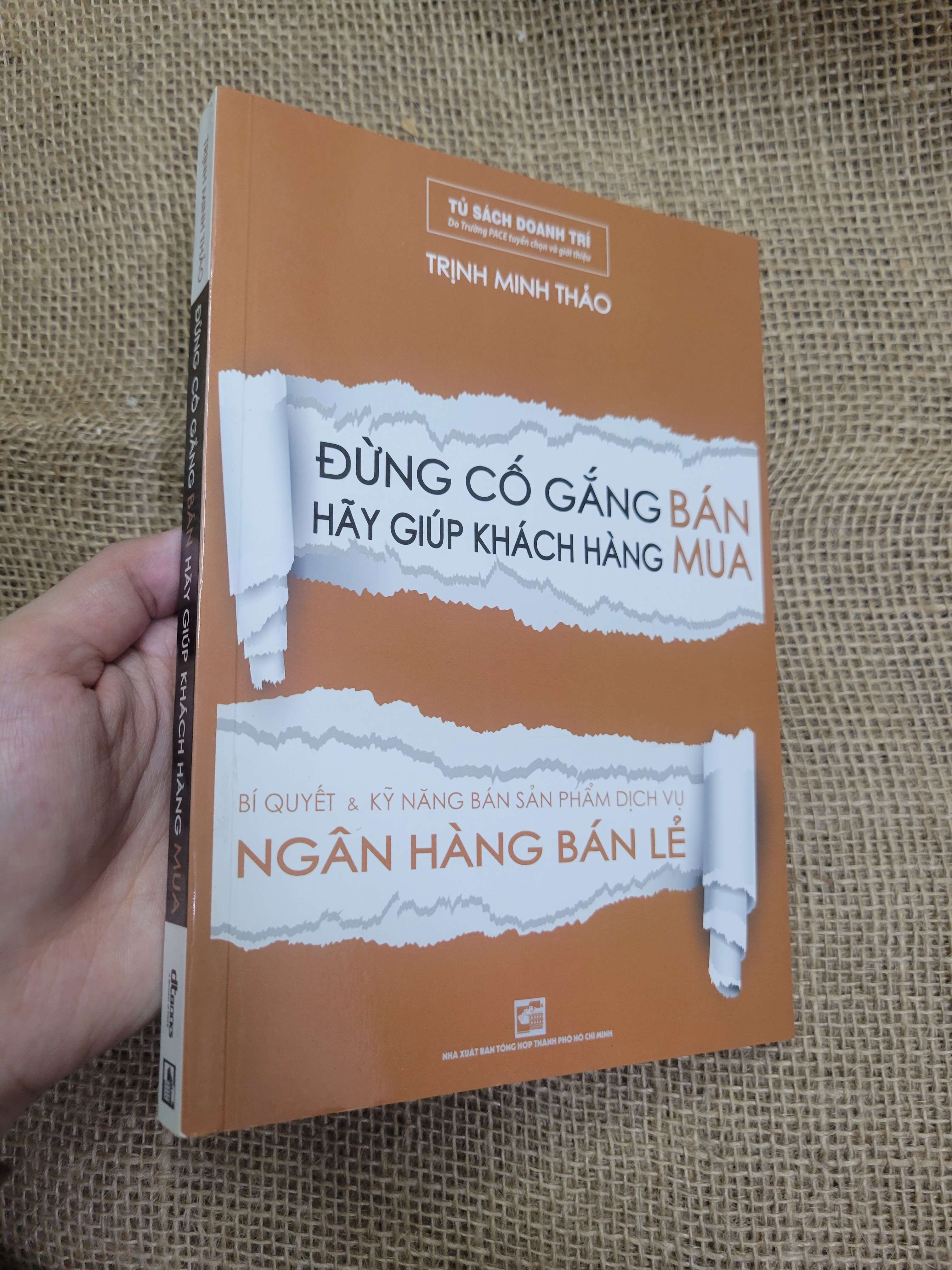 Đừng cố gắng bán hãy giúp khách hàng mua - Trịnh Minh Thảo 2015 mới 80% có mộc, bẩn bìa, ố (Kinh doanh - Marketing) HCM