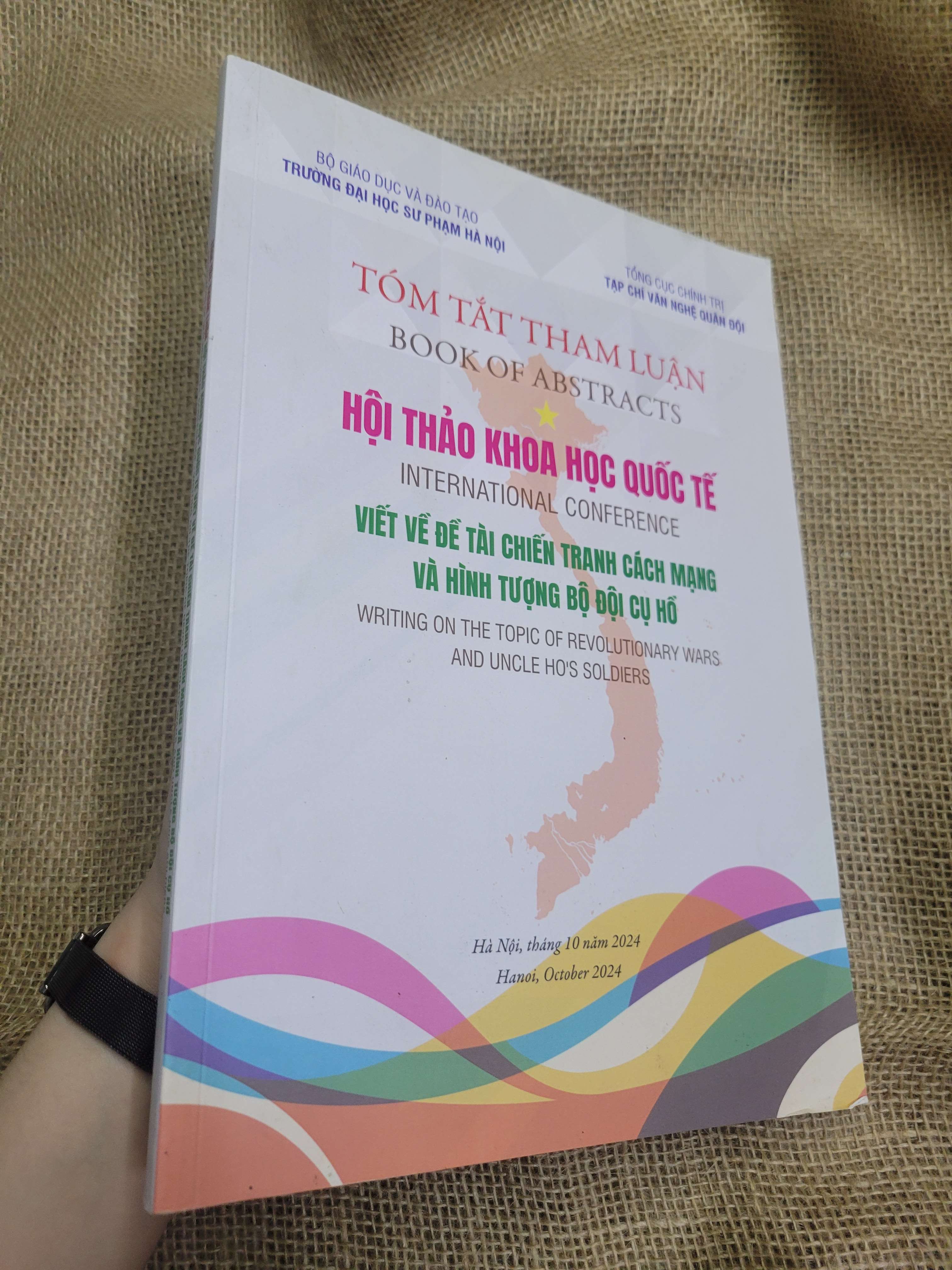 Tóm tắt tham luận Hội thảo khoa học quốc tế Viết về đề tài chiến tranh cách mạng và hình tượng bộ đội cụ Hồ song ngữ 2024 mới 80% bẩn bìa, ố (Giáo trình đại học - cao đẳng) SPP