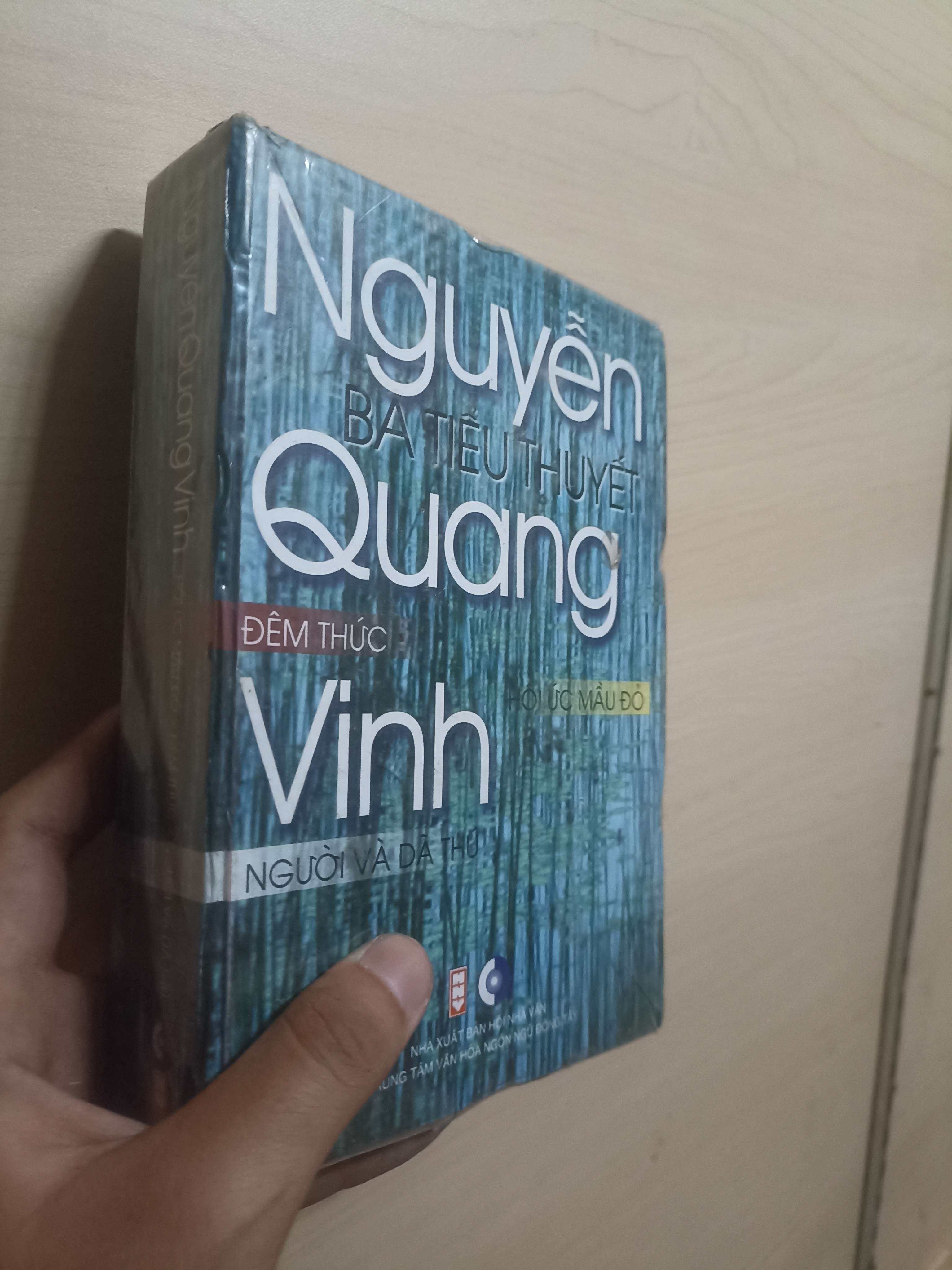 Ba tiểu thuyết Nguyễn Quang Vinh: Đêm thức, Hồi ức màu đỏ, Người và dã thú Mới 80% (Sách văn học) VAVO